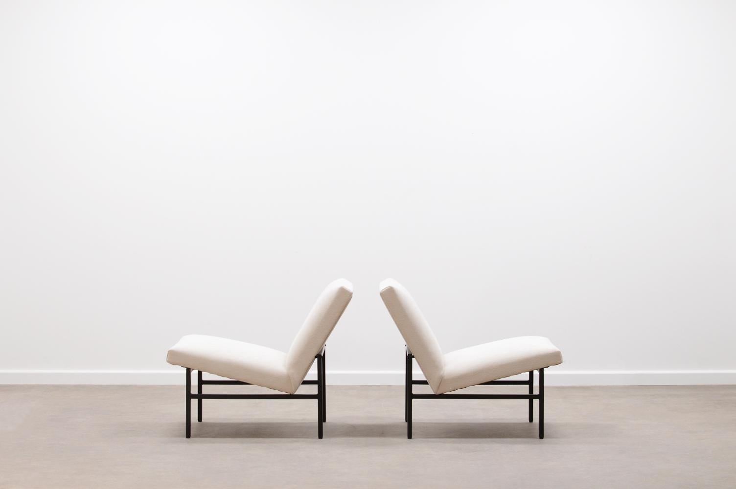 Dutch Set of 2 minimalistic lounge chairs, 70s Netherlands. For Sale
