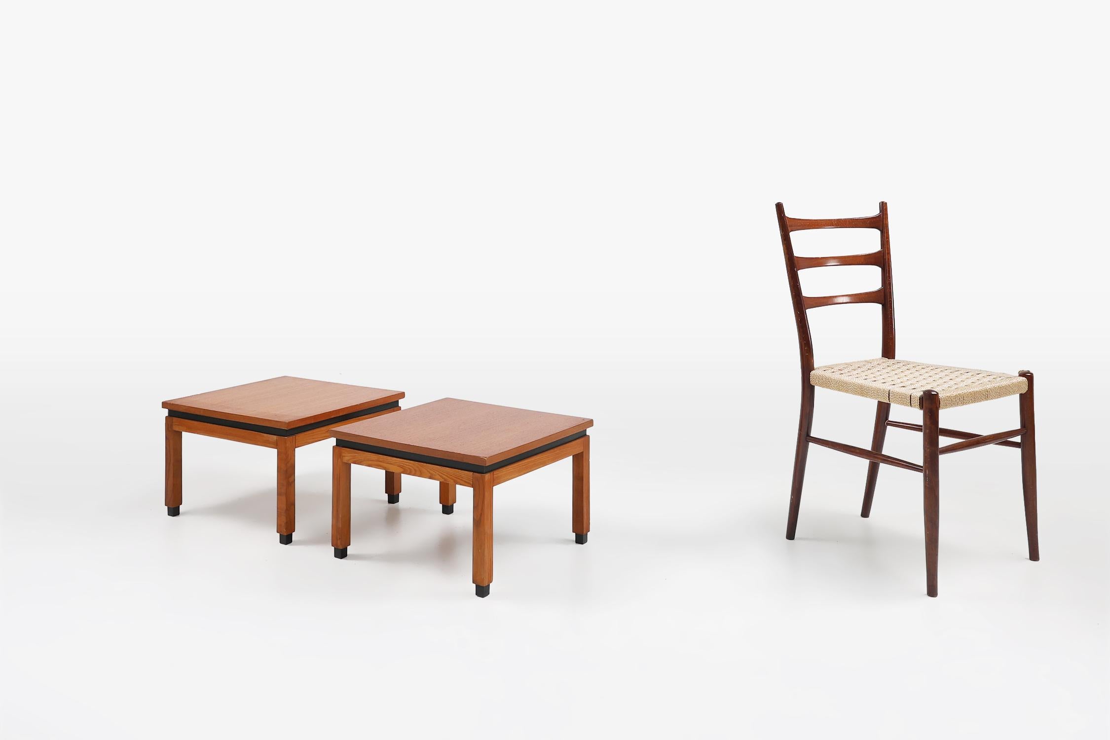 Bélgica / 1960 / Set mesas auxiliares / MDK /  teca / Mitad de siglo / Vintage 

Bonito conjunto de dos mesas auxiliares vintage fabricadas por MDK Bélgica en la década de 1960. Estas mesas de madera de teca con detalles en negro son la mezcla