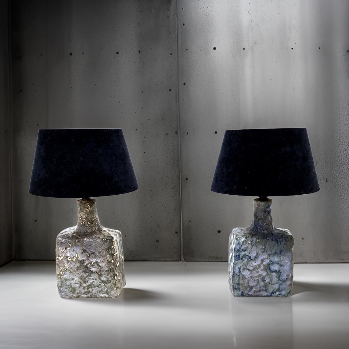 Satz von 2 Keramik-Tischlampen. Wahrscheinlich von Piet Knapper entworfen und vom Keramikstudio Mobach hergestellt. Die Lampen sind aus Keramik gefertigt und bläulich-grau glasiert. Die Textur der Lampen sorgt für tolle Schattierungen. Die Lampen