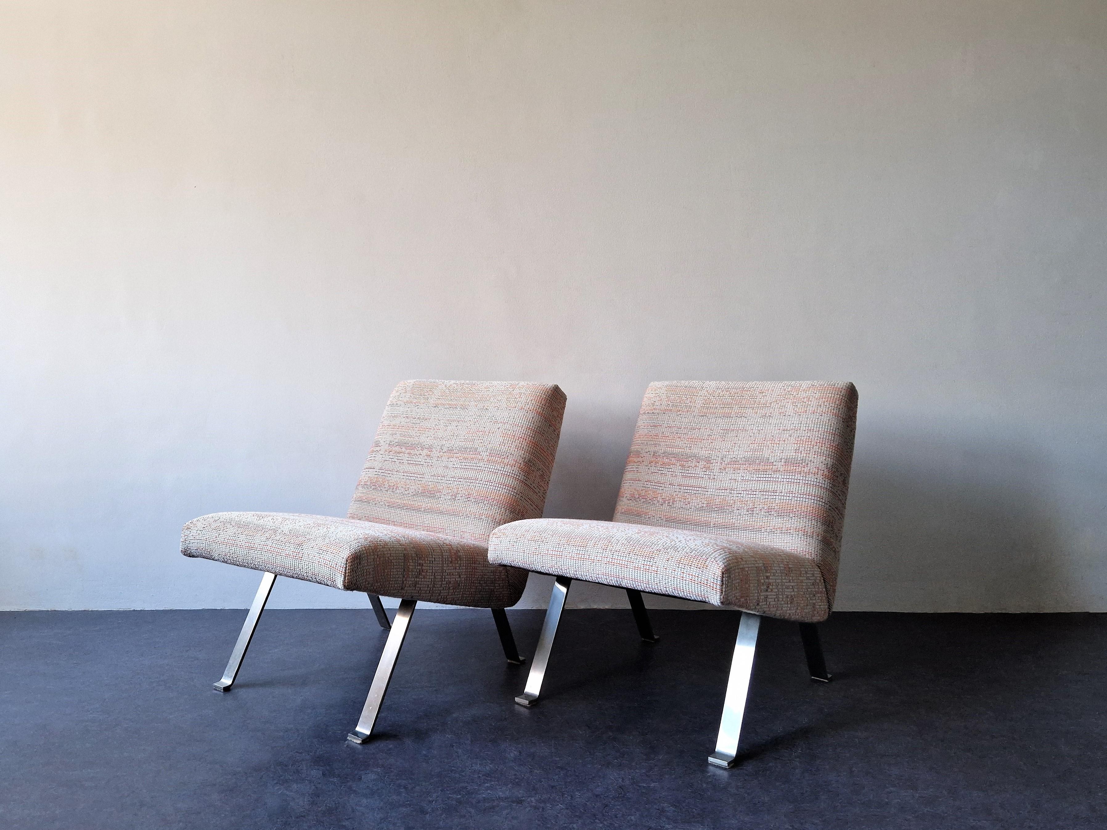 This rare model 141 lounge chair was designed by Joseph-André Motte for Steiner (in France) in the 1950's. It was produced, under licence, by Dutch furniture manufacturer Artifort from 1955. Artifort is most famous for the designs made by another