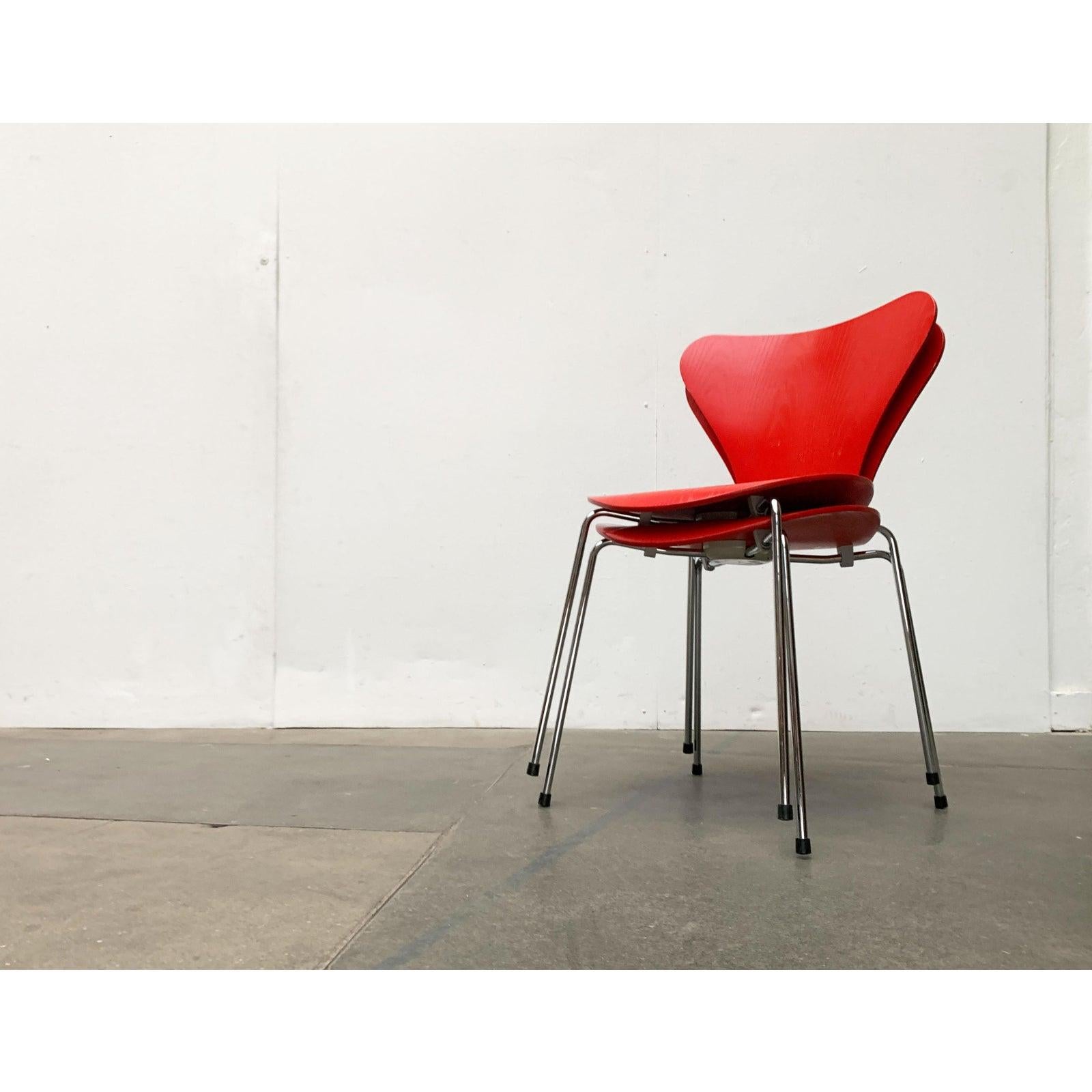 2 sedie impilabili Fritz Hansen 3107 in un colore speciale.

Il classico del design secondo un progetto di Arne Jacobsen degli anni '50. Qui in esecuzione in una forte tonalità di rosso (galarot). Il colore è smaltato, in modo da far risaltare le