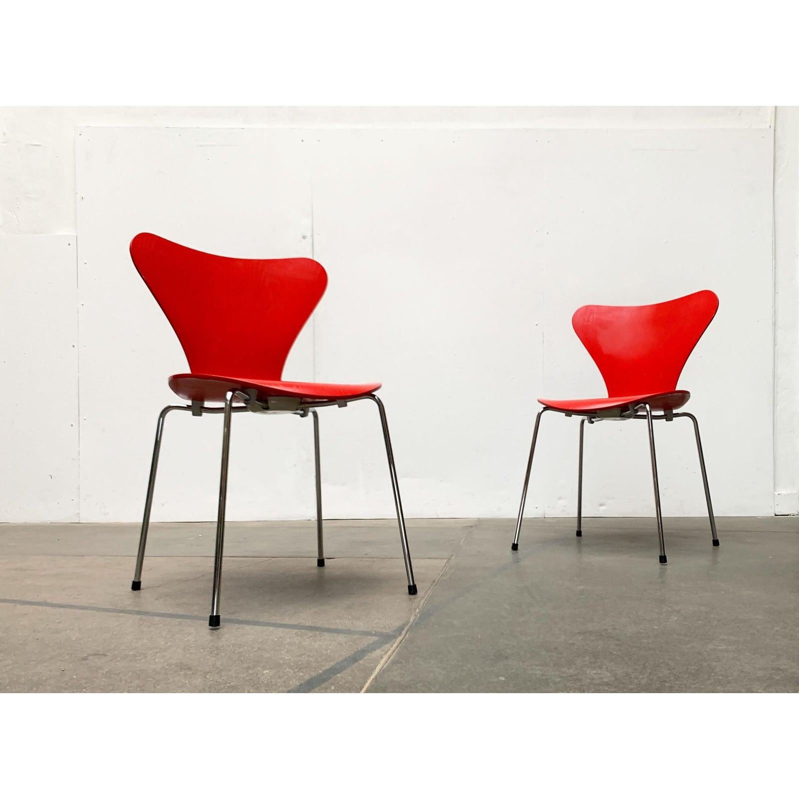Mid-Century moderno Set di 2 sedie Model 3107 di Arne Jacobsen per Fritz Hansen, Danimarca, 1997 in vendita