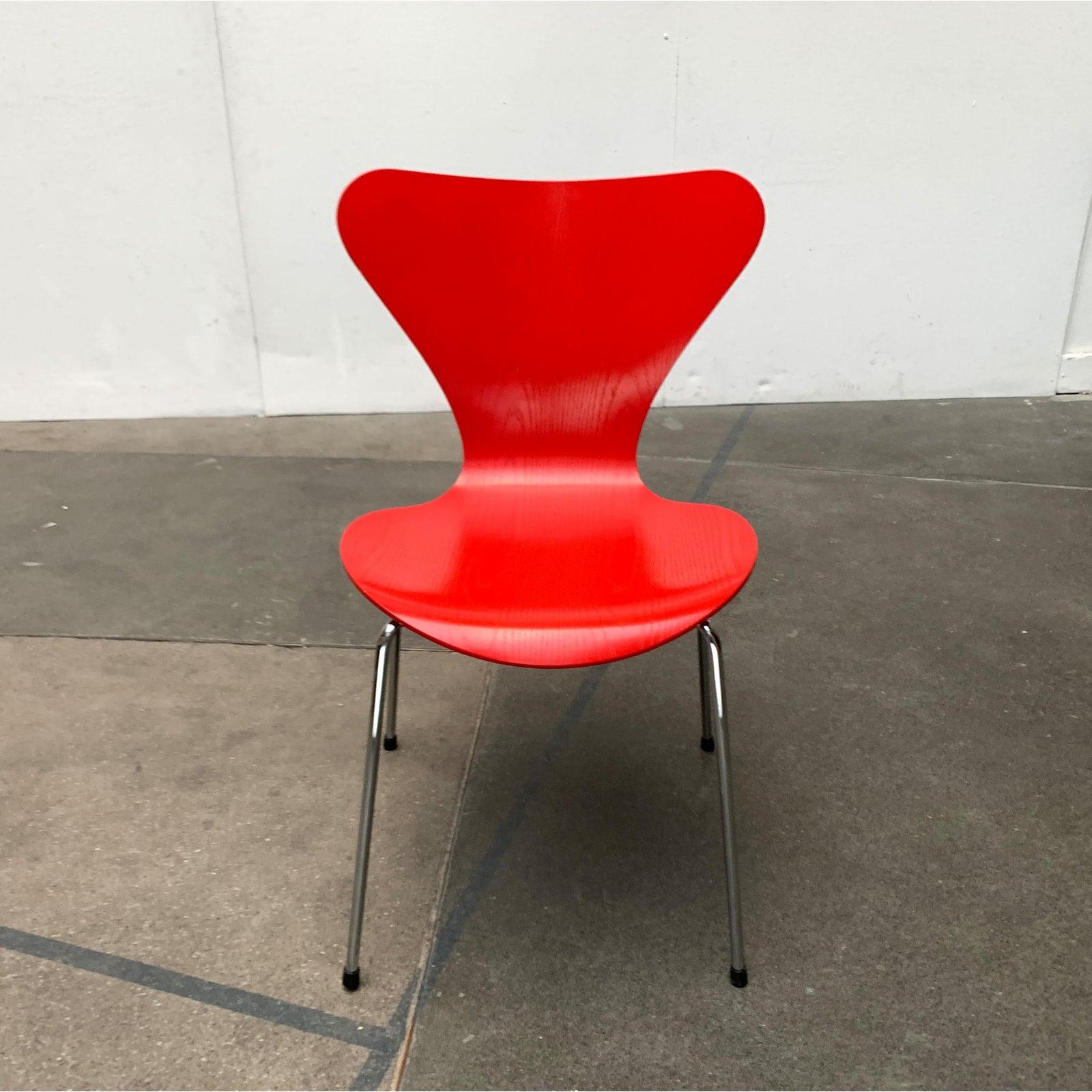 XX secolo Set di 2 sedie Model 3107 di Arne Jacobsen per Fritz Hansen, Danimarca, 1997 in vendita