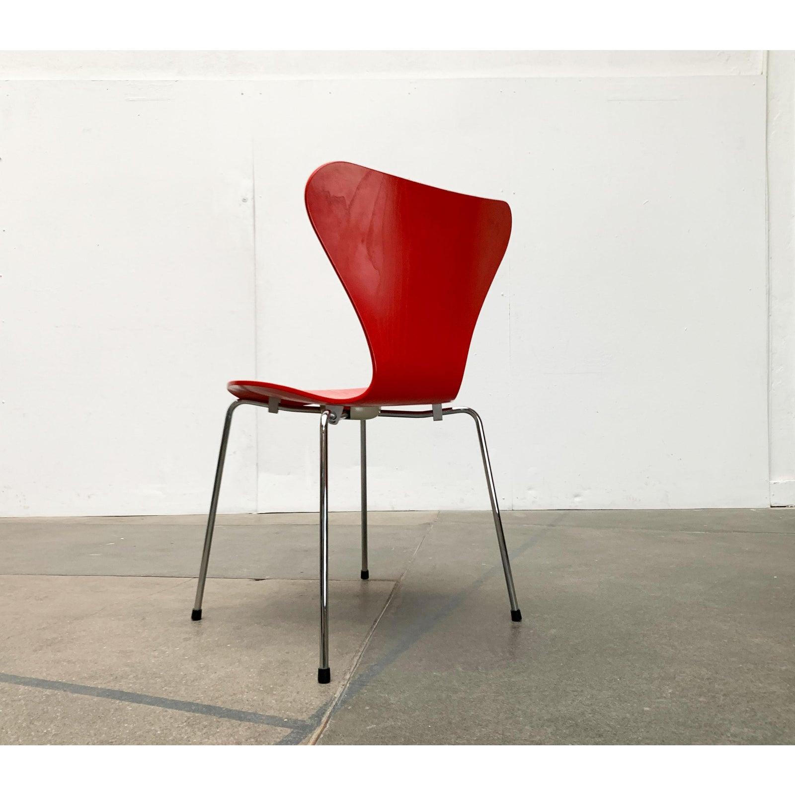 Set di 2 sedie Model 3107 di Arne Jacobsen per Fritz Hansen, Danimarca, 1997 in vendita 1