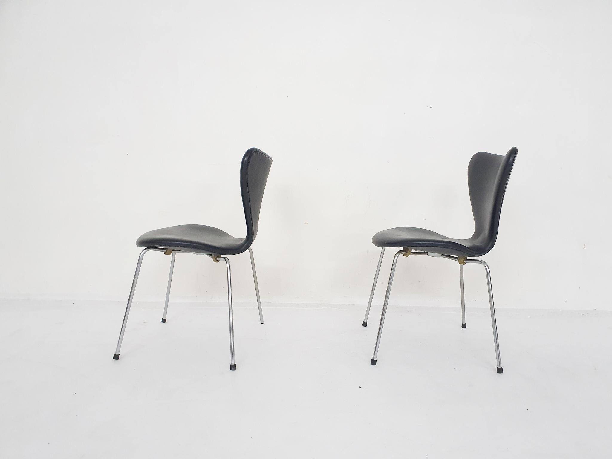 Set of 2 model 3107 dining chairs by Arne Jacobsen for Fritz Hansen, 1955 For Sale 6