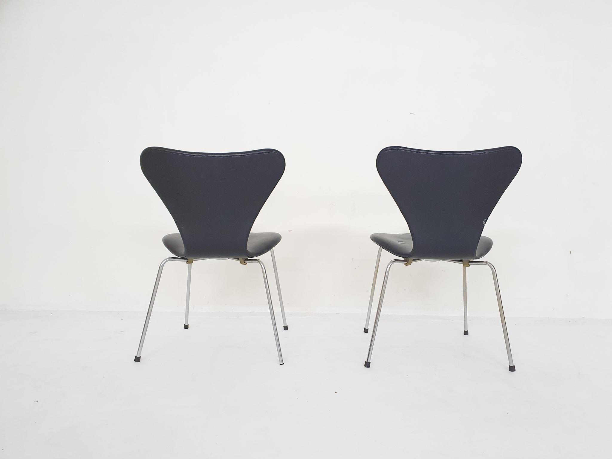 Set of 2 model 3107 dining chairs by Arne Jacobsen for Fritz Hansen, 1955 For Sale 7