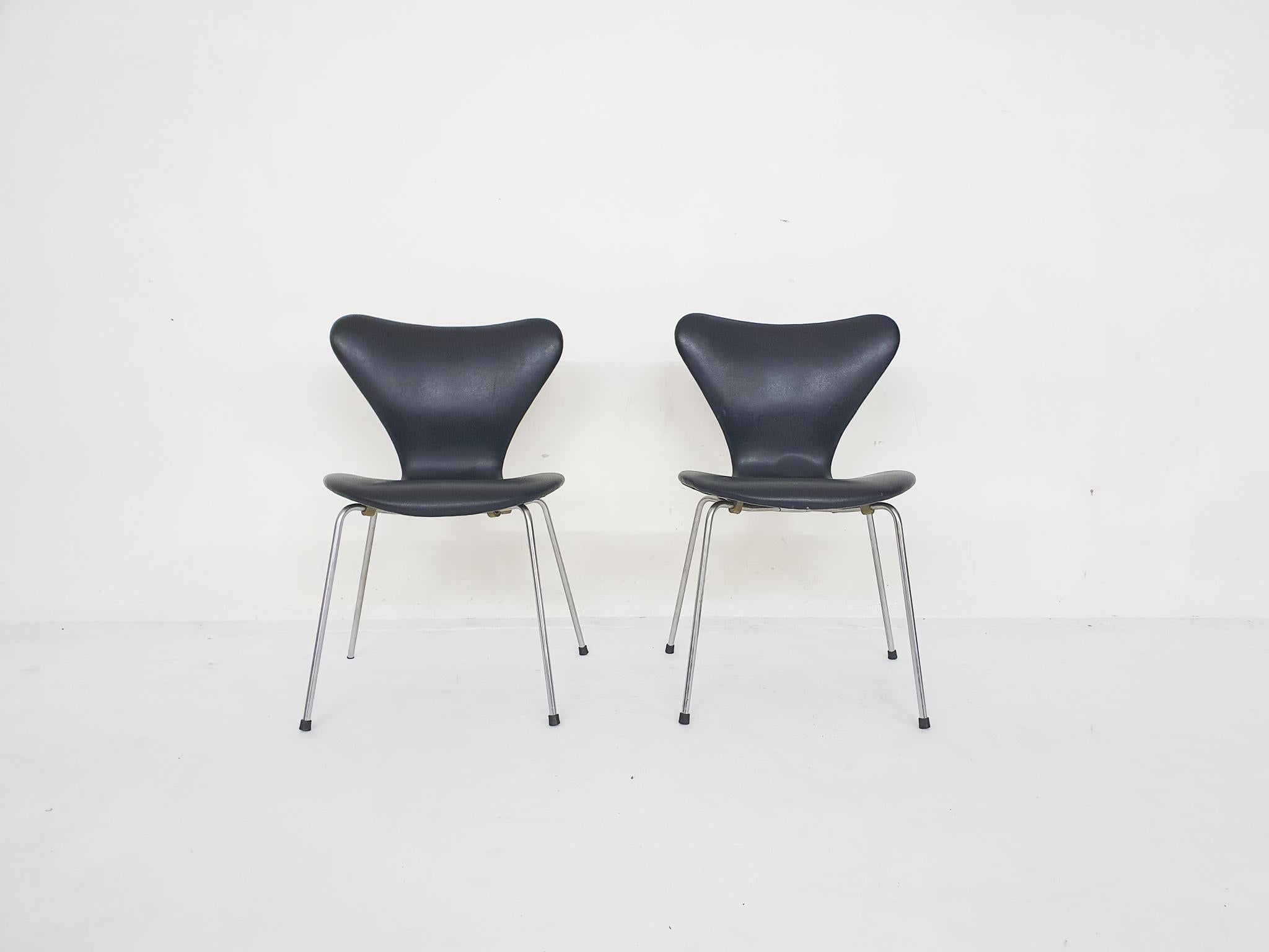 Set of 2 Butterfly chairs by Arne Jacobsen for Fritz Hansen. Metal frame and black faux leather upholstery. In good original condition. Some rust on the frame.

Arne Jacobsen
Arne Jacobsen was a Danish architect and designer. He is remembered for