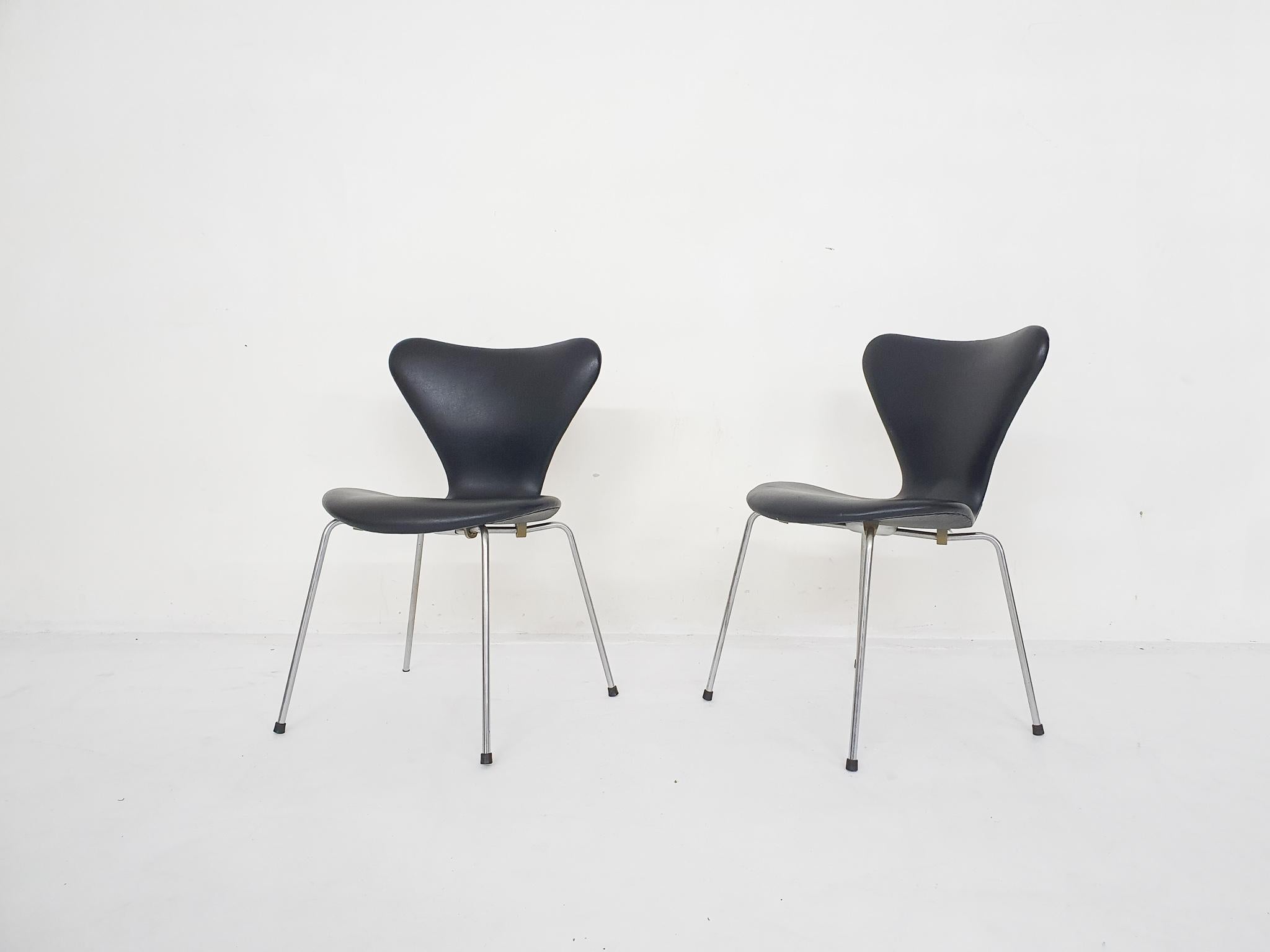 Mid-Century Modern Set of 2 model 3107 dining chairs by Arne Jacobsen for Fritz Hansen, 1955 For Sale