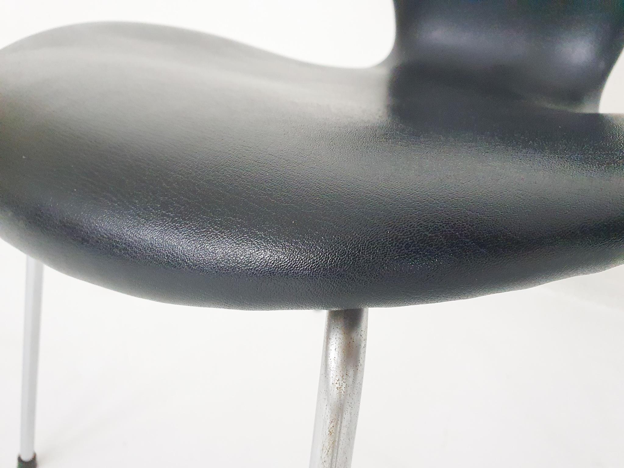 Imitation cuir Ensemble de 2 chaises de salle à manger modèle 3107 d'Arne Jacobsen pour Fritz Hansen, 1955 en vente