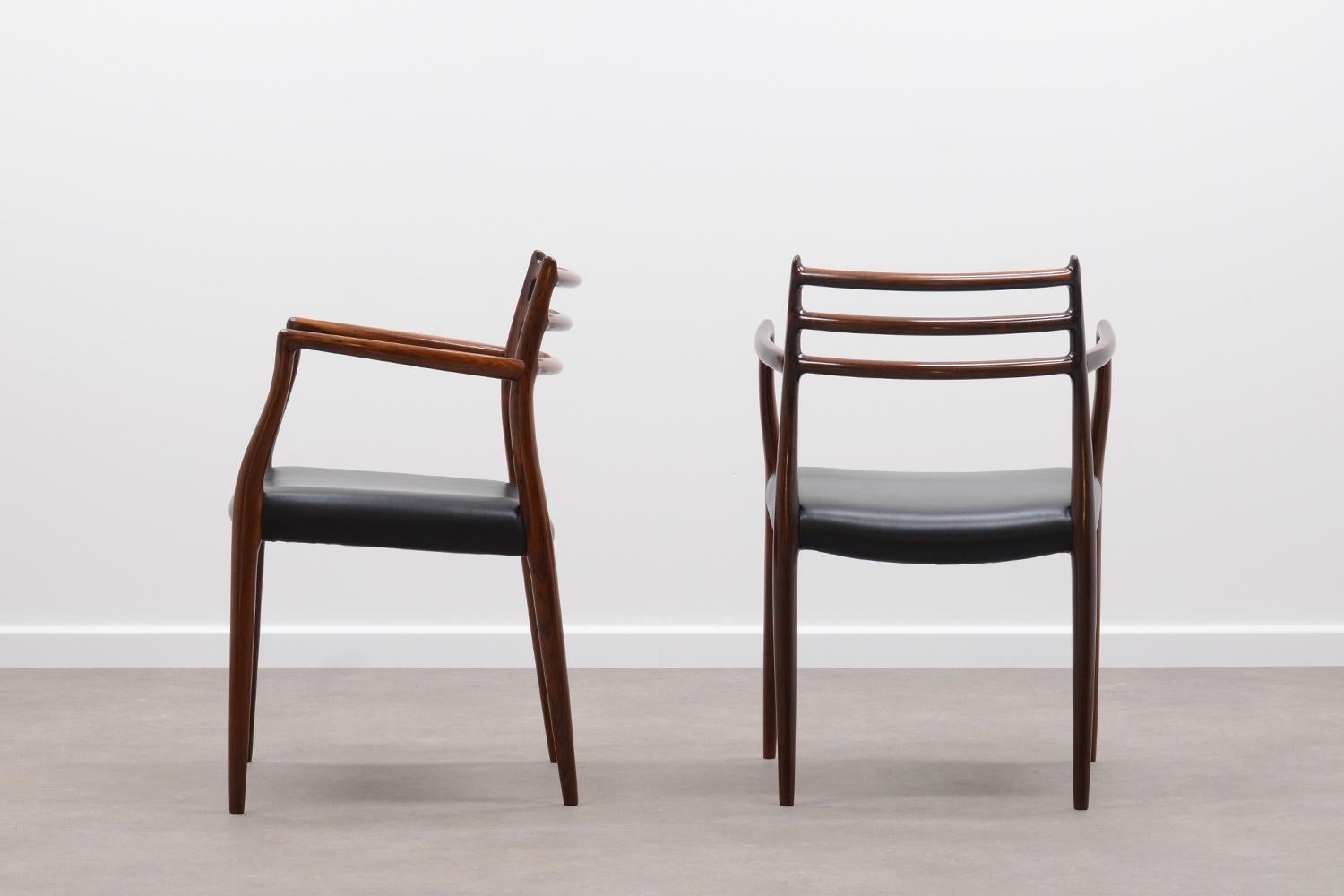 Set of 2 model 62 rosewood dining chairs by Niels Otto Møller for JL Møllers møbelfabrik 60s. Solid rosewood frame and black leather seat. Beautiful details and in very good vintage condition.