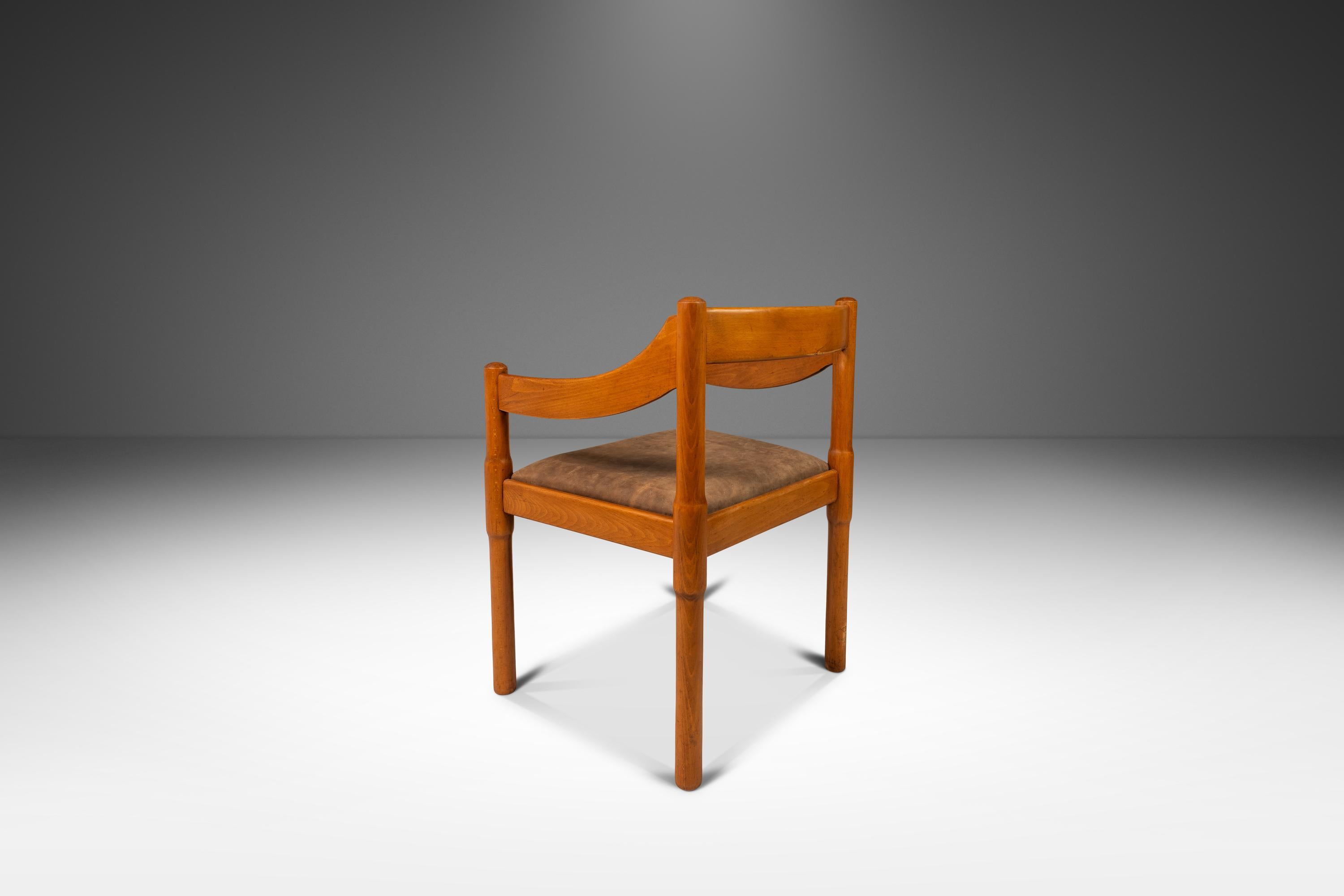 Ajoutez une touche d'élégance italienne du milieu du siècle à votre salle à manger avec cet ensemble de deux chaises modèle 892, conçues par le célèbre Vico Magistretti et fabriquées par Cassina dans les années 1960. Construites en bois de hêtre et
