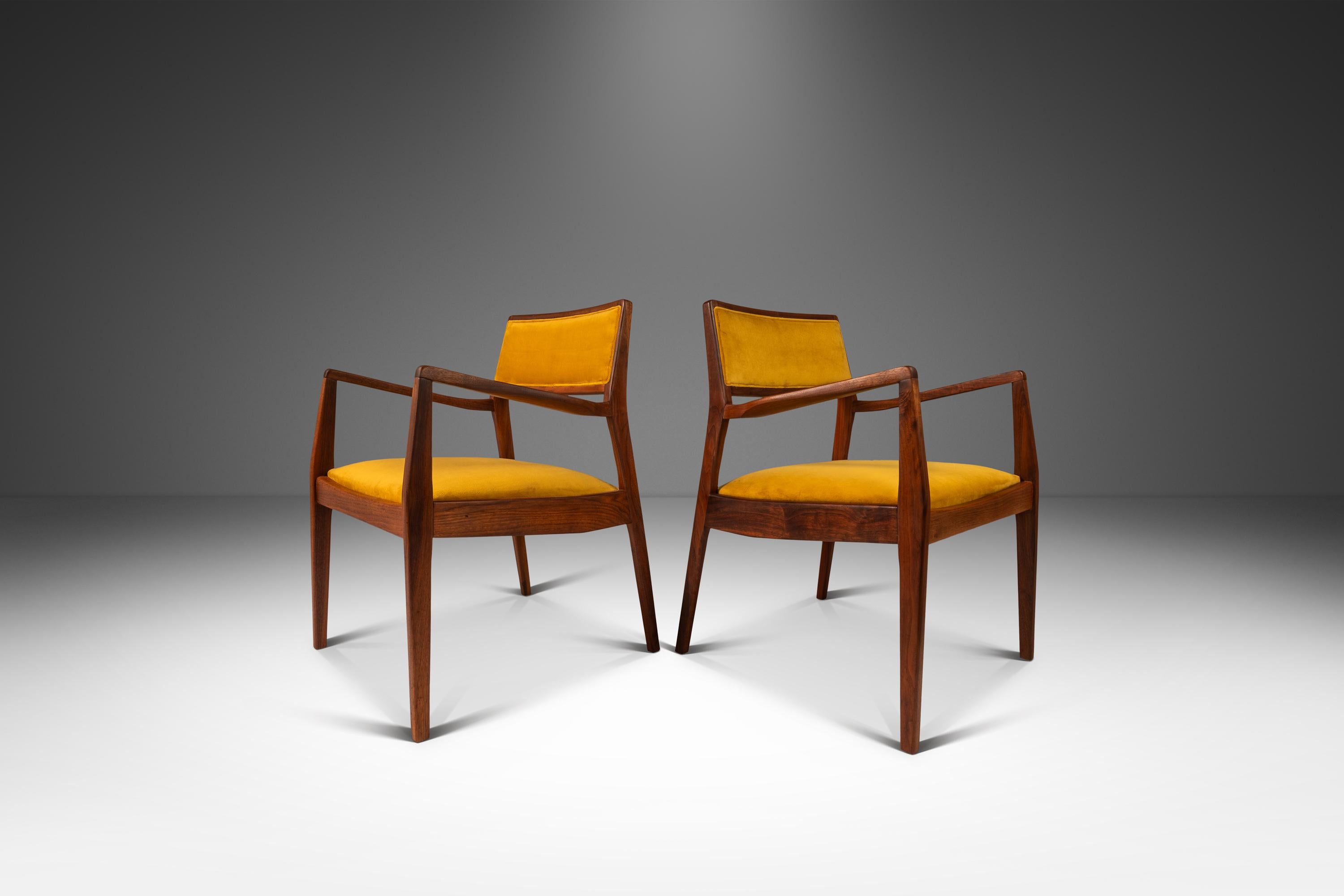 Voici un ensemble nouvellement restauré de chaises iconiques du modèle C140 