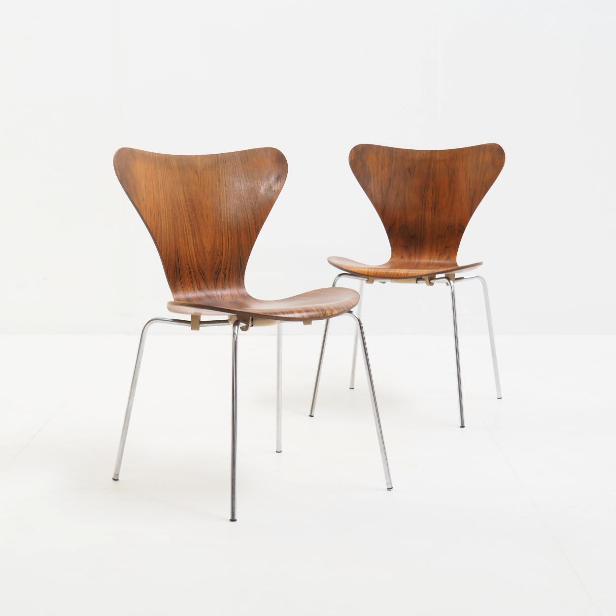 What can I say, one of the most iconic chairs ever in it’s most beautiful appearance. It’s the Model 3107 butterfly chair designed by Arne jacobsen for Fritz Hansen, presented here in patinated rosewood, showing a beautiful colour and drawing of the