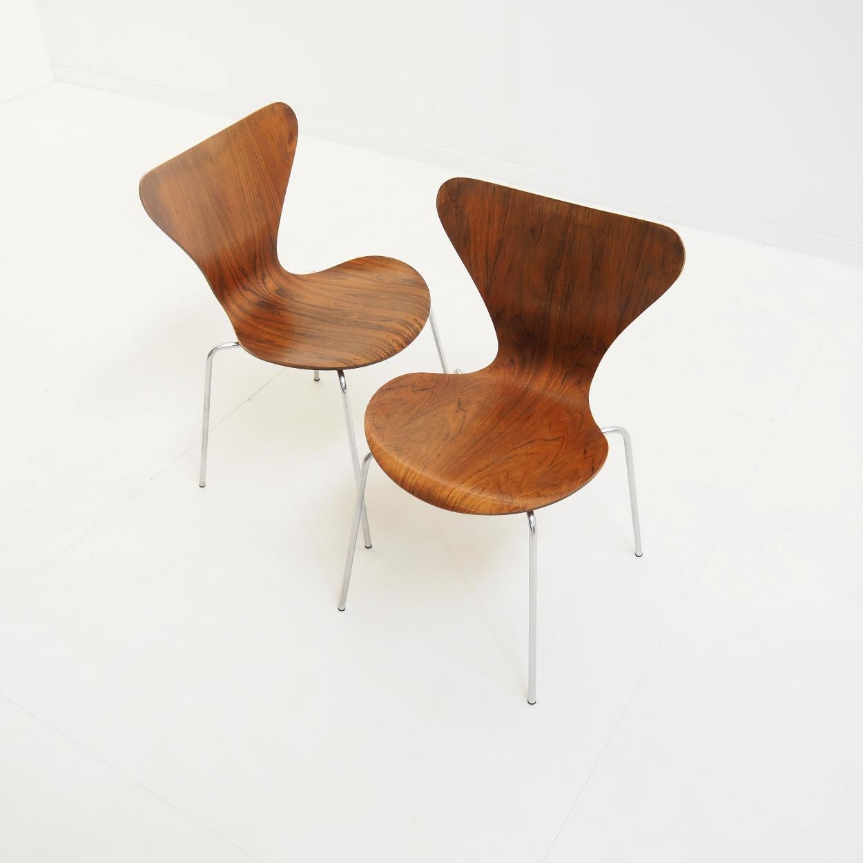 Mid-Century Modern Set of 2 Model No. 3107 Chairs by Arne Jacobsen for Fritz Hansen, Rosewood, 1970 For Sale