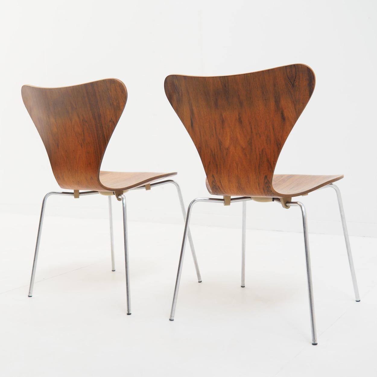 Late 20th Century Set of 2 Model No. 3107 Chairs by Arne Jacobsen for Fritz Hansen, Rosewood, 1970 For Sale