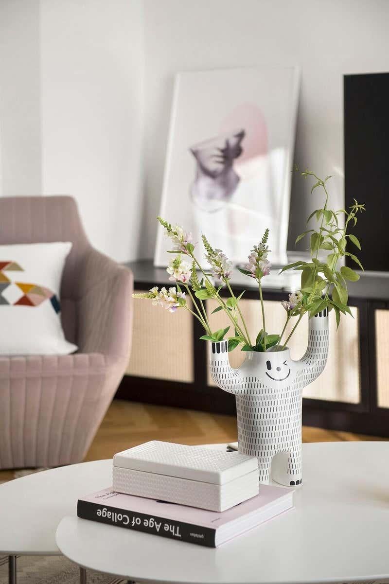 Set of 2 Modern Decor White Happy Yeti Ceramic Flower Vase For Sale 1