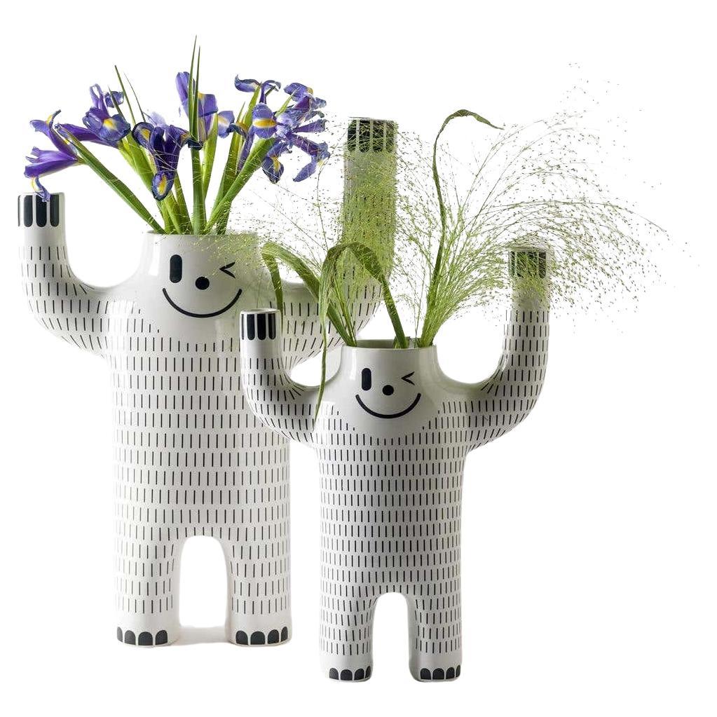 Ensemble de 2 vases à fleurs Yeti en céramique blanche décorés de style moderne en vente