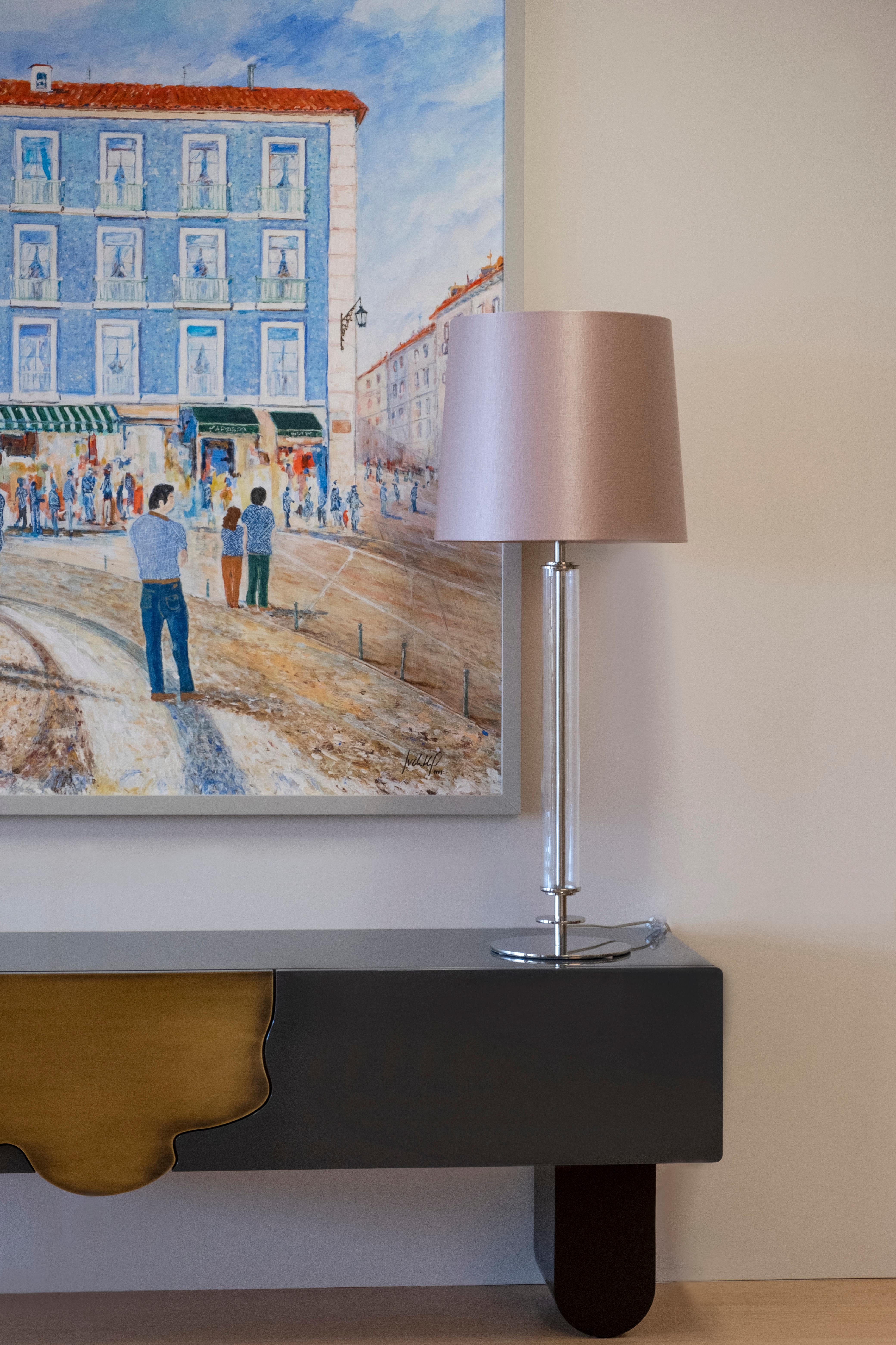 Lot de 2 lampes de table Dumont, Collection S, fabriquées à la main au Portugal - Europe par GF Modern.

La luxueuse lampe de table Art déco Dumont crée une ambiance subliminale pour une vie extraordinaire. Le détail cylindrique du verre transparent