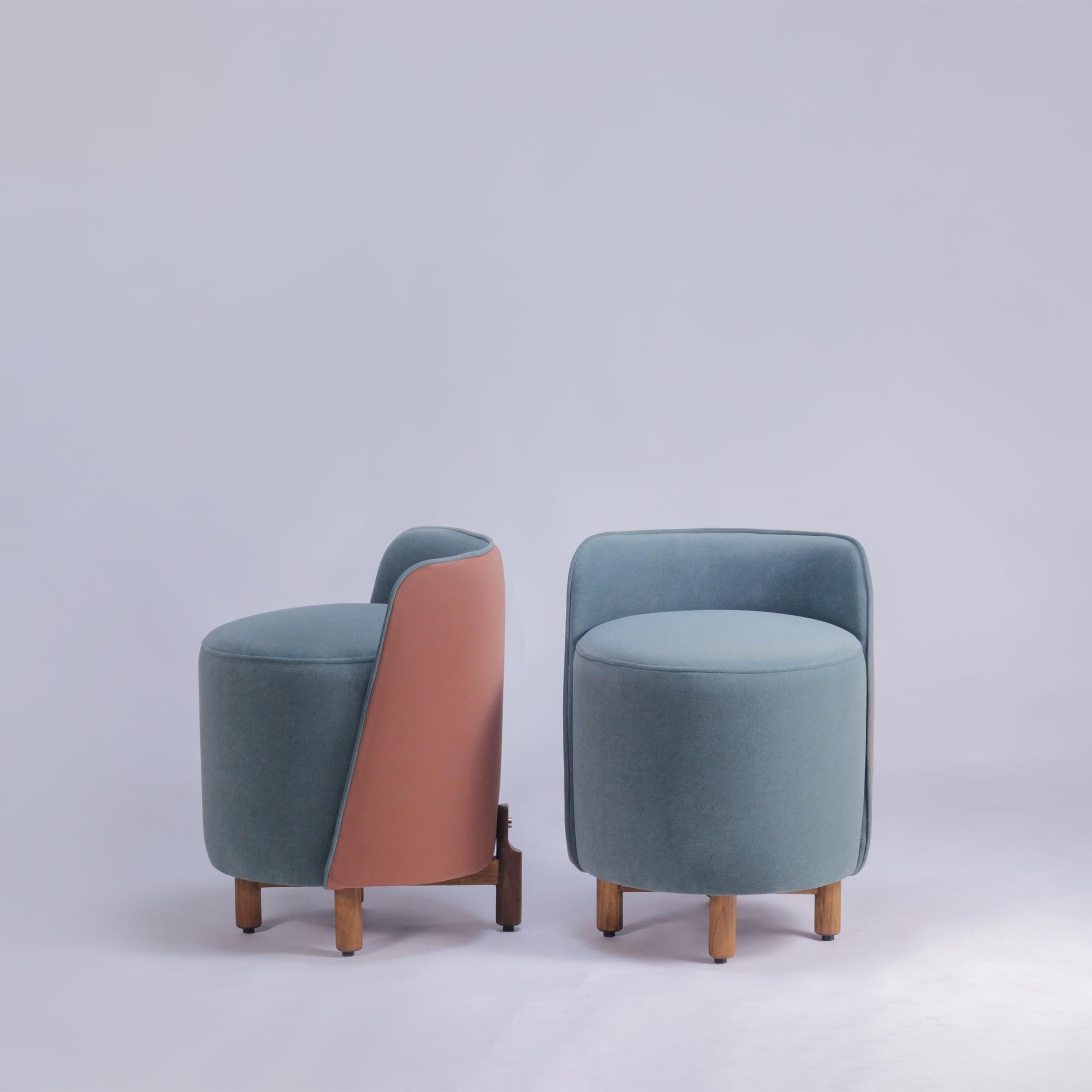 Mid-Century Modern Ensemble de 2 sièges poufs modernes avec dossier, pieds en bois massif et laiton en vente