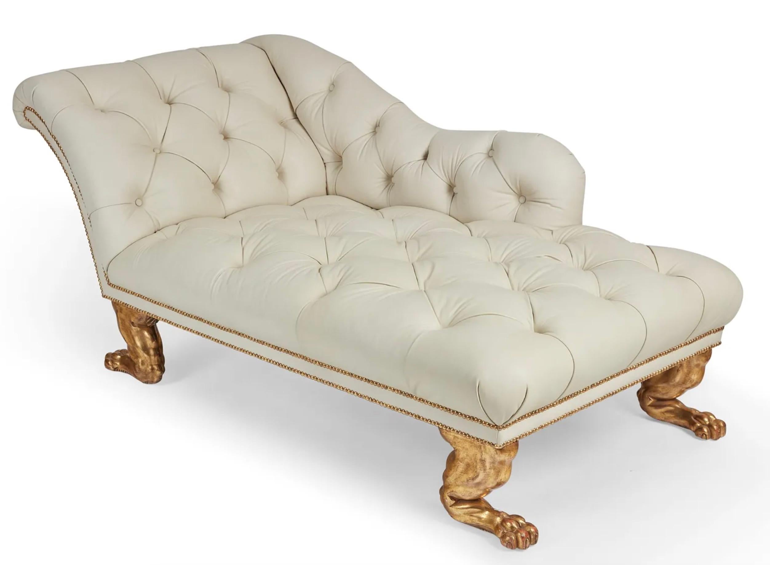 Lit de jour moderne en cuir crème et bois doré à clous rapprochés - assise 18in ; longueur totale 75in ; hauteur de l'accoudoir 27in.  Structurellement solide.  Pieds avec finition volontairement vieillie pour imiter l'âge.  Frottements et pertes à