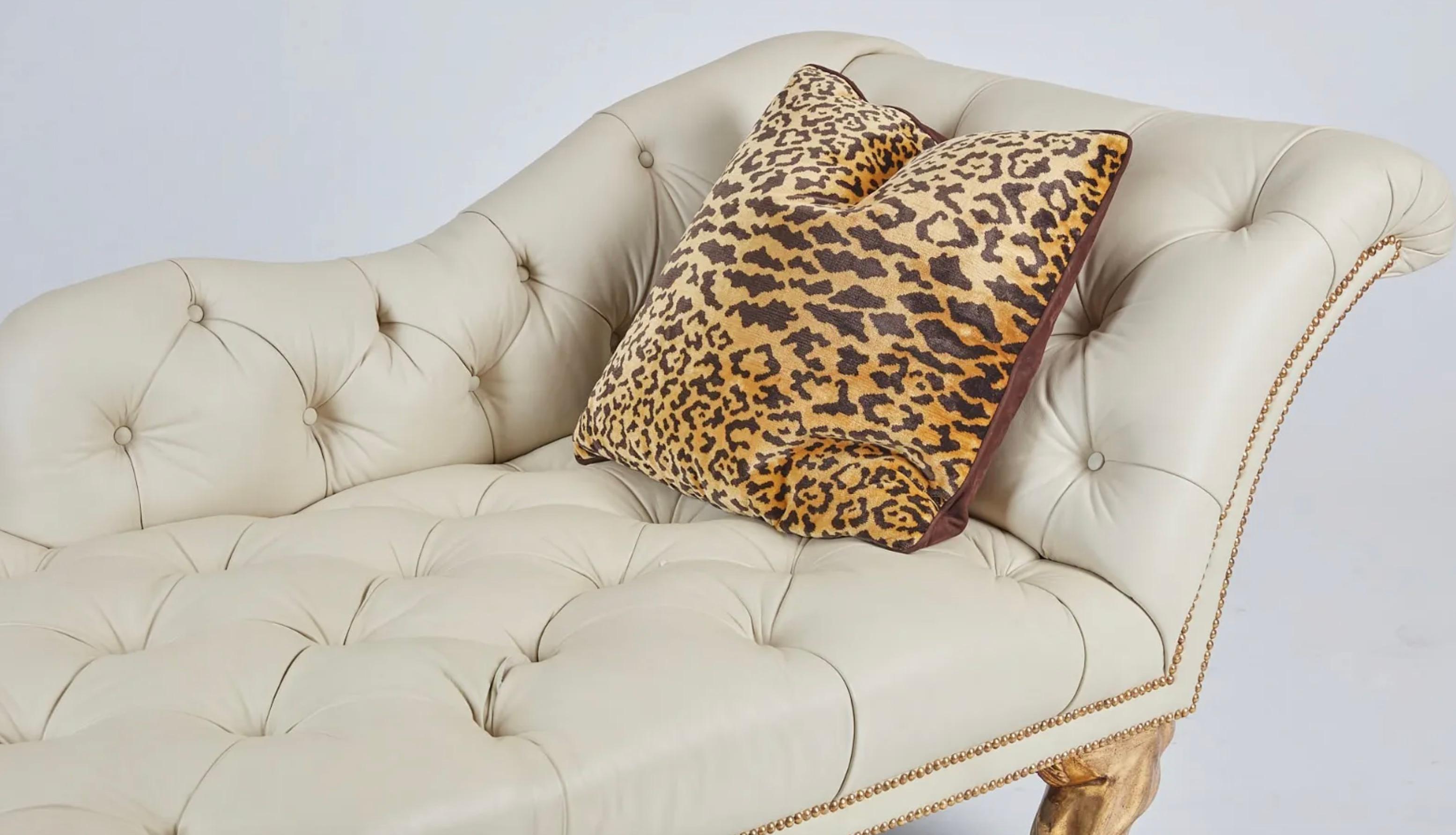 Ensemble de 2 banquettes Regency Close de Quatrain en cuir matelassé crème État moyen - En vente à Dallas, TX