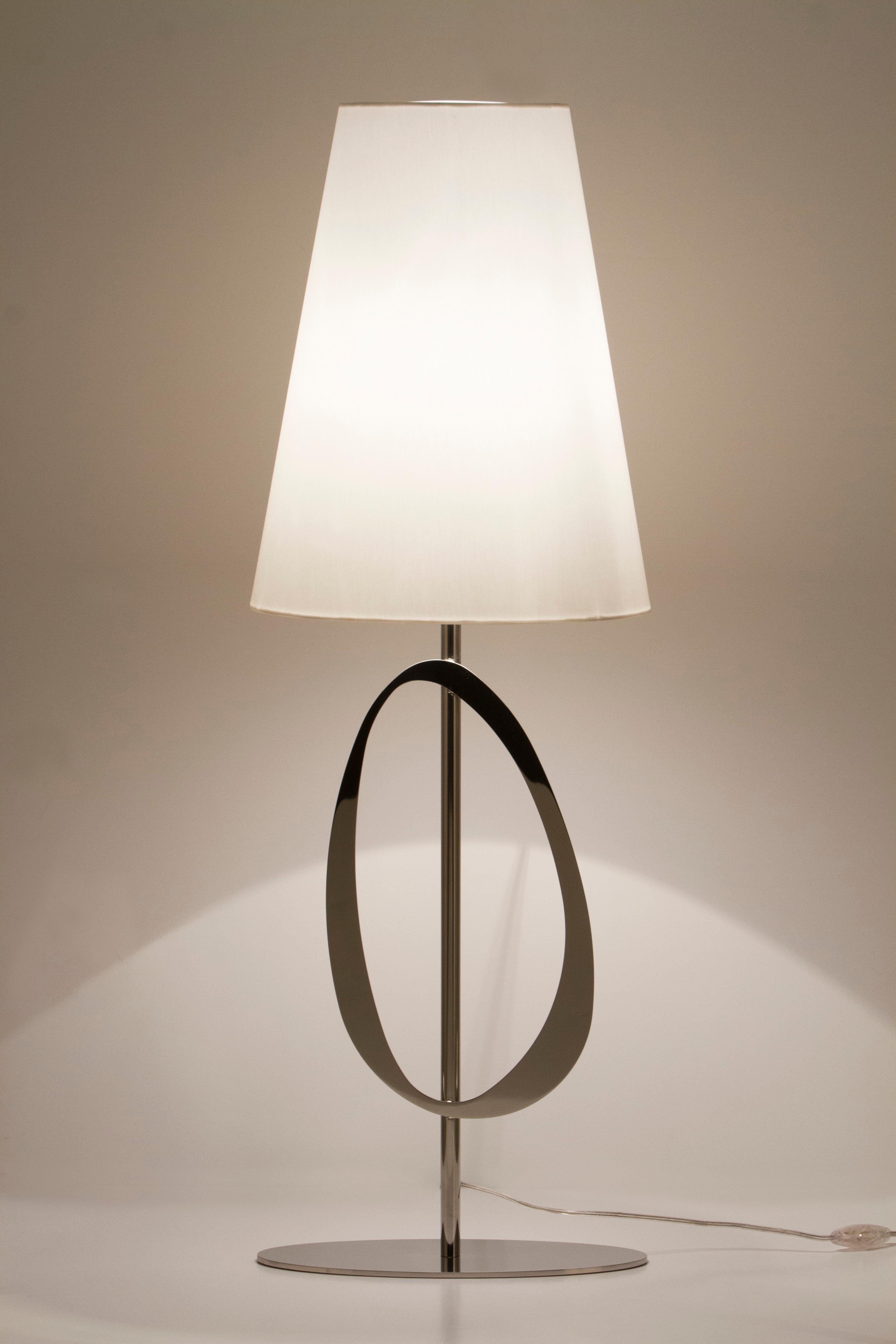Lot de 2 lampes de table Robin, Collectional, fabriqué à la main au Portugal - Europe par GF Modern.

La luxueuse lampe de table moderne Robin crée une ambiance subliminale pour une vie extraordinaire. 
Le détail organique de l'acier inoxydable
