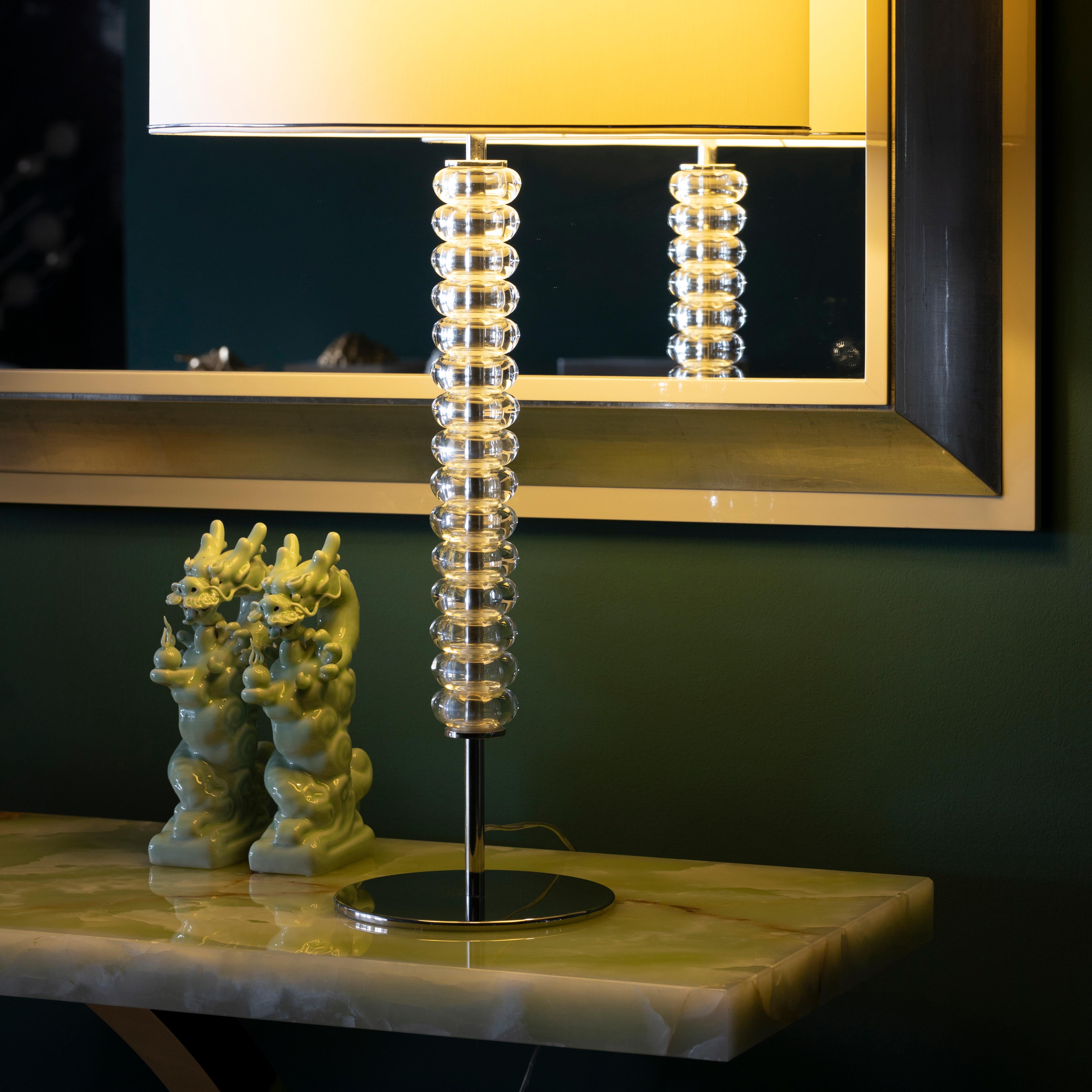 2er Set Saldanha Tischlampen, Modern Collection, Handgefertigt in Portugal - Europa von GF Modern.

Die luxuriöse Tischleuchte Saldanha schafft ein unterschwelliges Ambiente für außergewöhnliches Wohnen. Die klaren Glaskugeln harmonieren mit dem