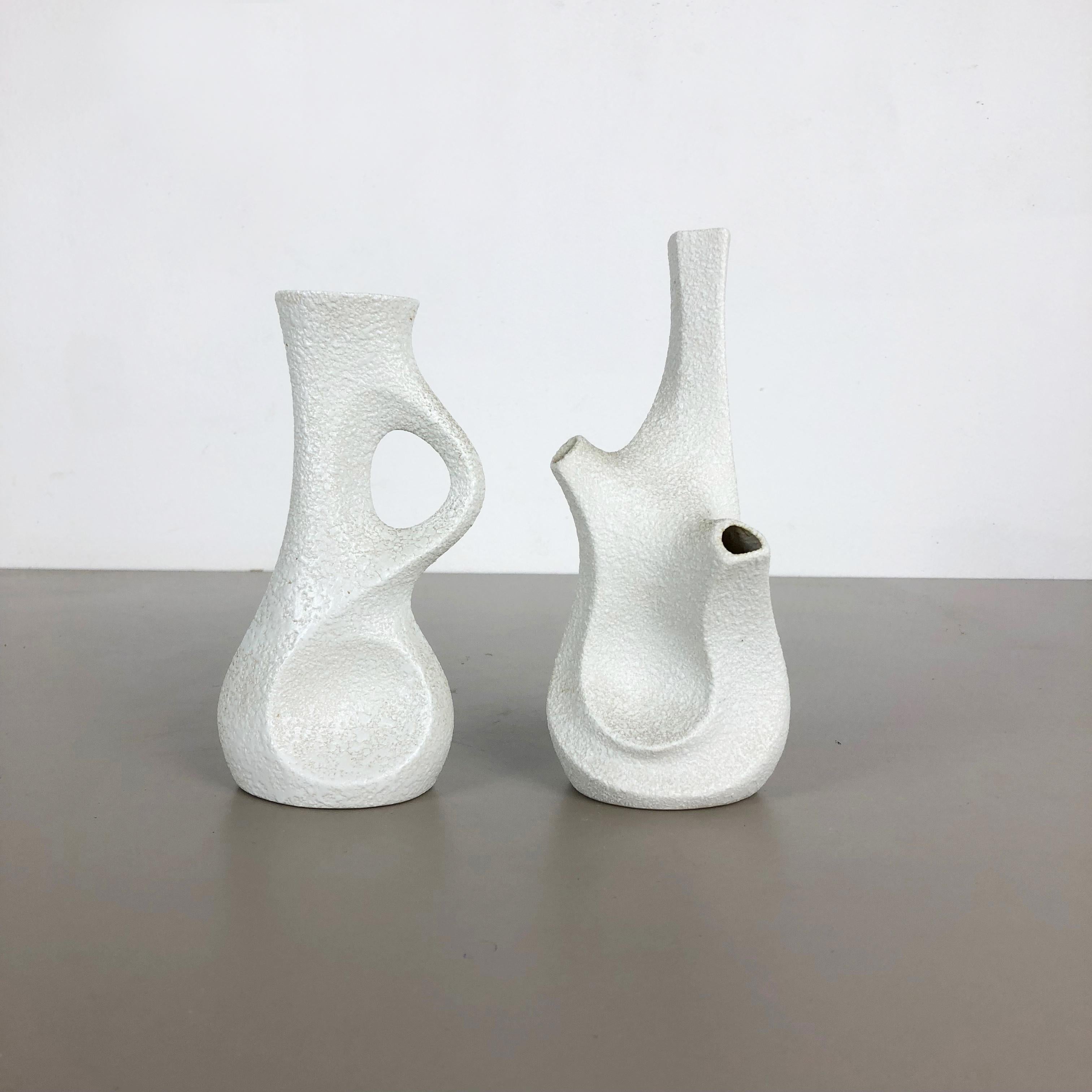 Article:

set of 2 op art vases


Origin:

Germany


Produder:

Sgrafo Modern


Design:

Peter Müler


Material:

porcelain


Age:

1960s




Description:

original 1960s set of 2 sculptural op art vases designed by