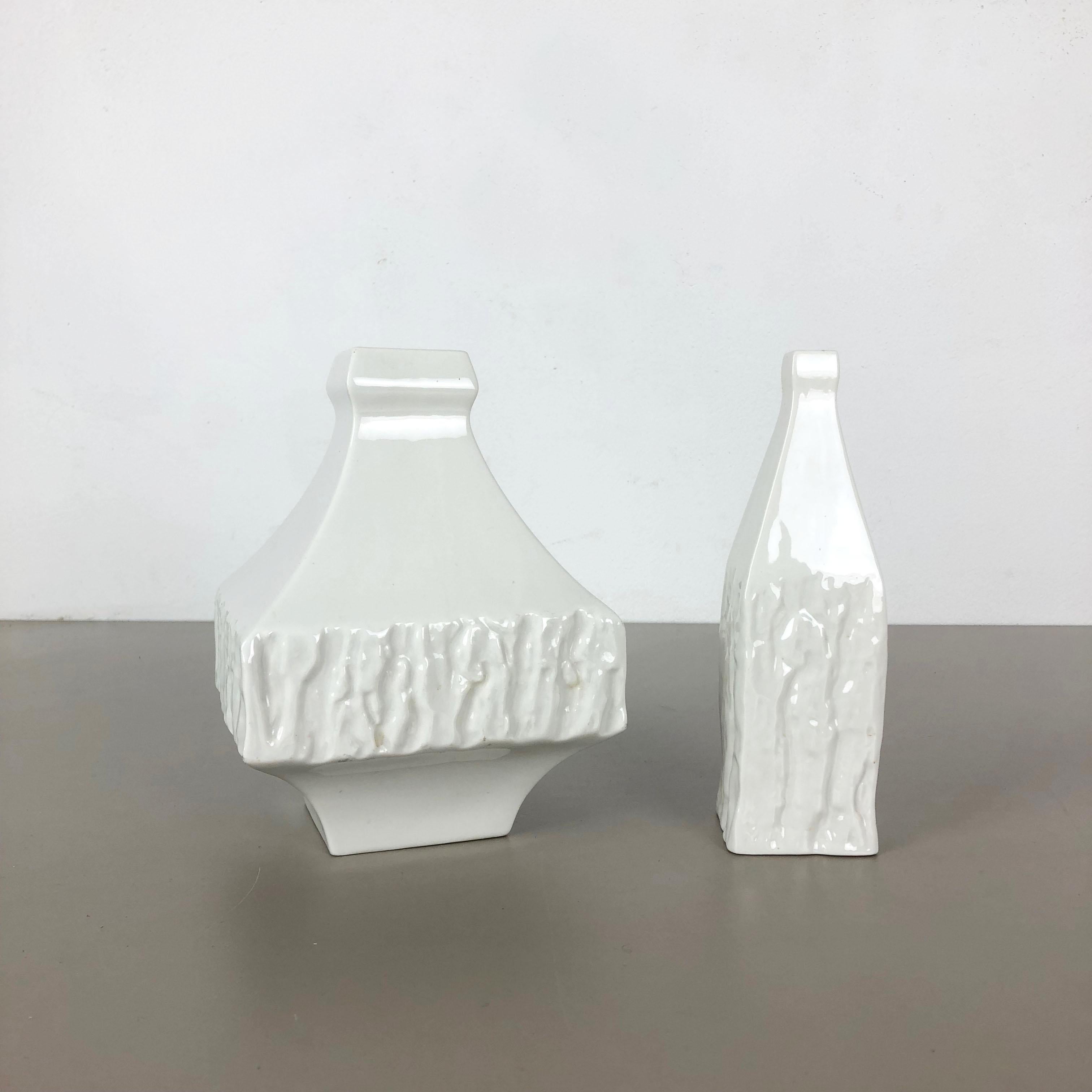 Article:

Set of 2 op art vases


Origin:

Germany


Produder:

Sgrafo Modern


Design:

Peter Müler


Material:

Porcelain


Age:

1960s






Original 1960s set of 2 sculptural op art vases designed by Peter