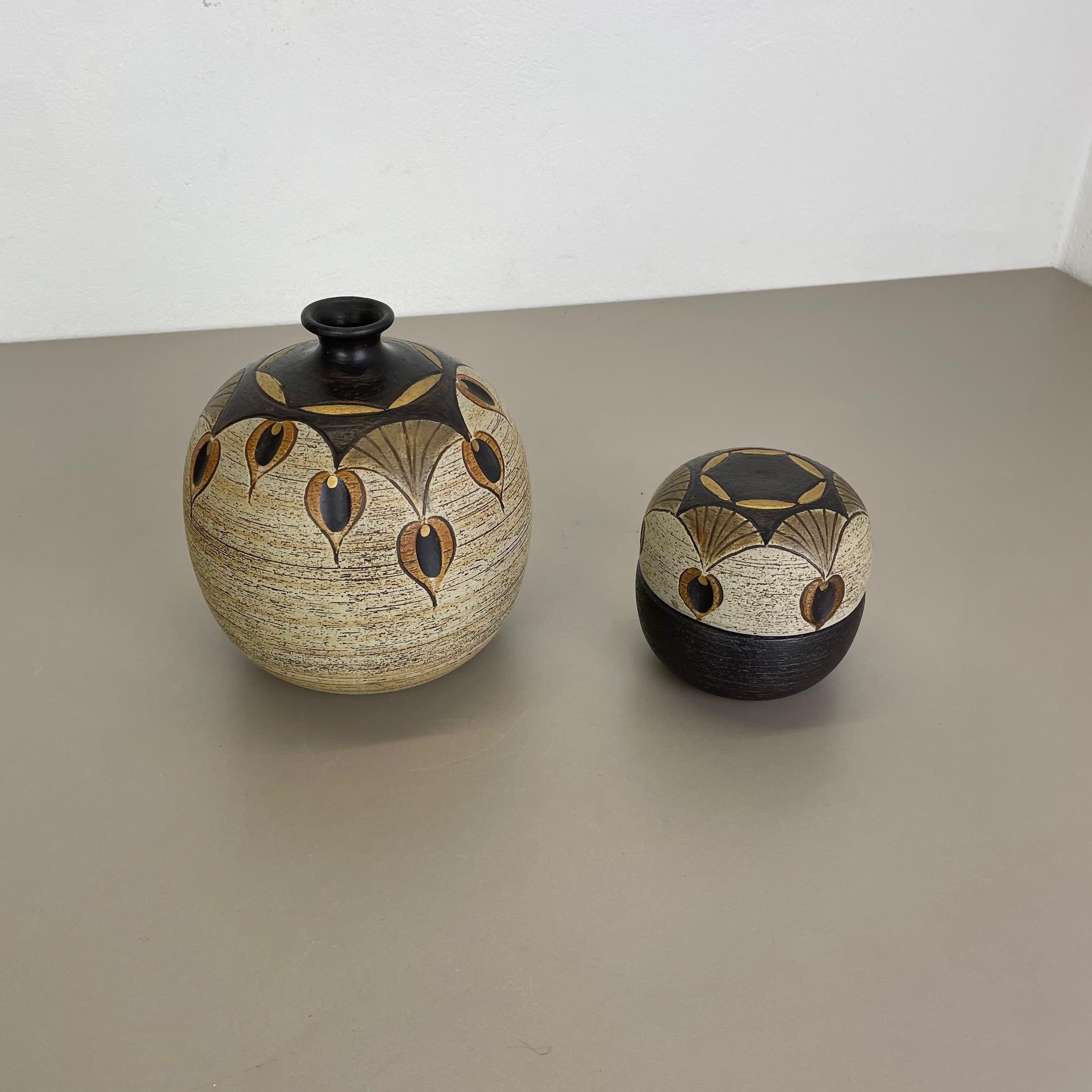Article:

Set of 2 op art elements with abstract floral illustrations


Origin:

Germany


Produder:

Sgrafo Modern


Design:

Peter Müler


Material:

Pottery stoneware


Age:

1970s






Original 1970s set of 2