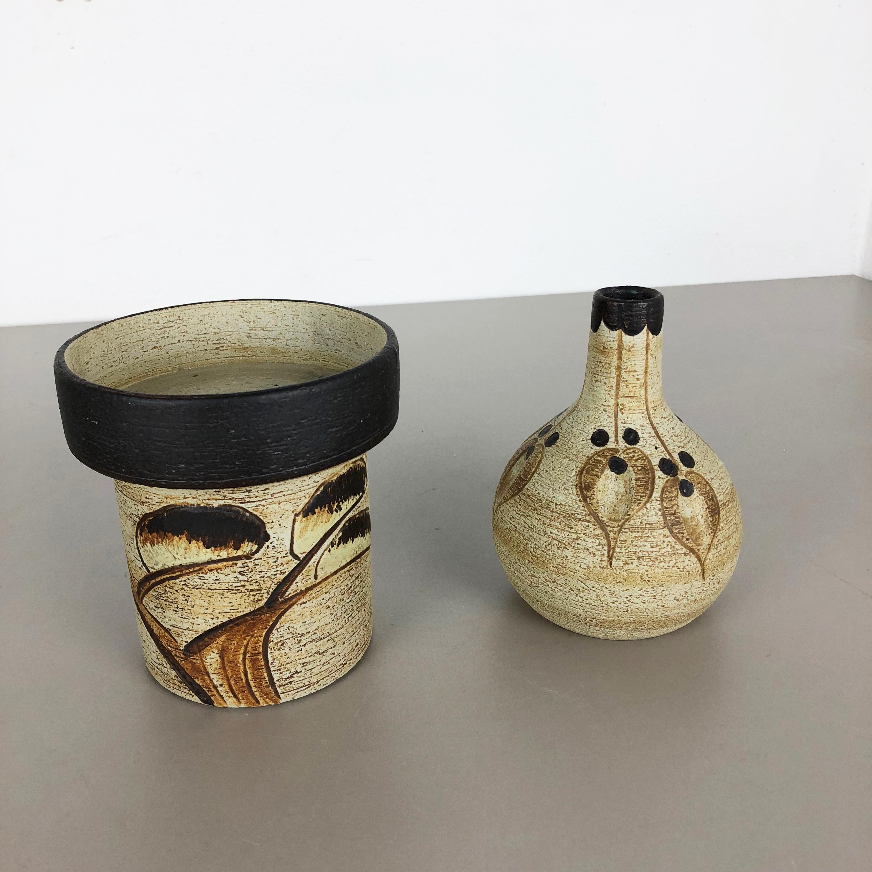 Article:

set of 2 op art elements with abstract floral illustrations


Origin:

Germany


Produder:

Sgrafo Modern


Design:

Peter Müler


Material:

pottery ceramic


Age:

1970s




Description:

original 1970s