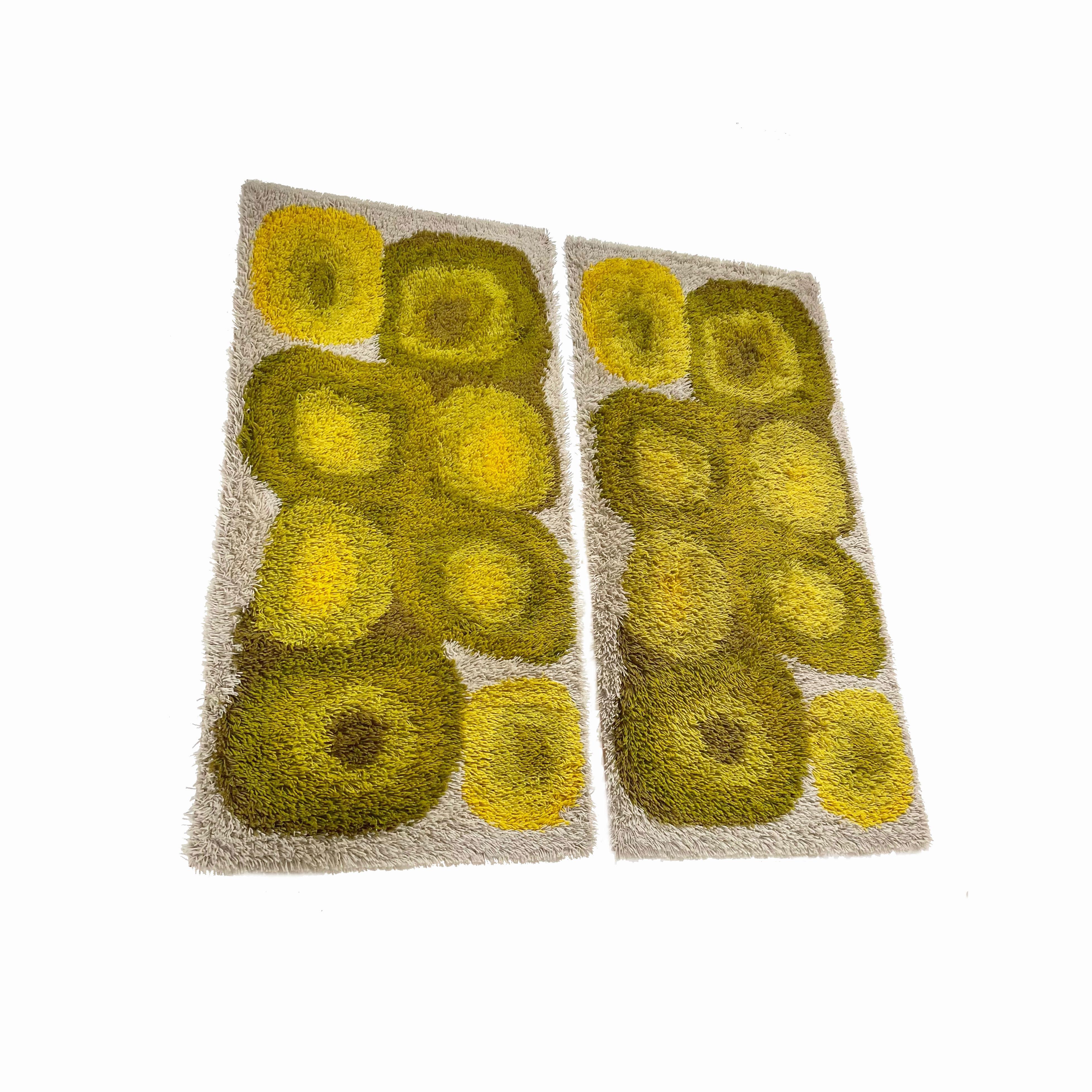 High pile rugs with Pop Art pattern set of 2.


Decade:

1970s


Oigin:

Netherlands


Producer:

Desso, Netherlands



This rug set is a great example of 1970s pop art interior. Made in high quality weaving technique. This high