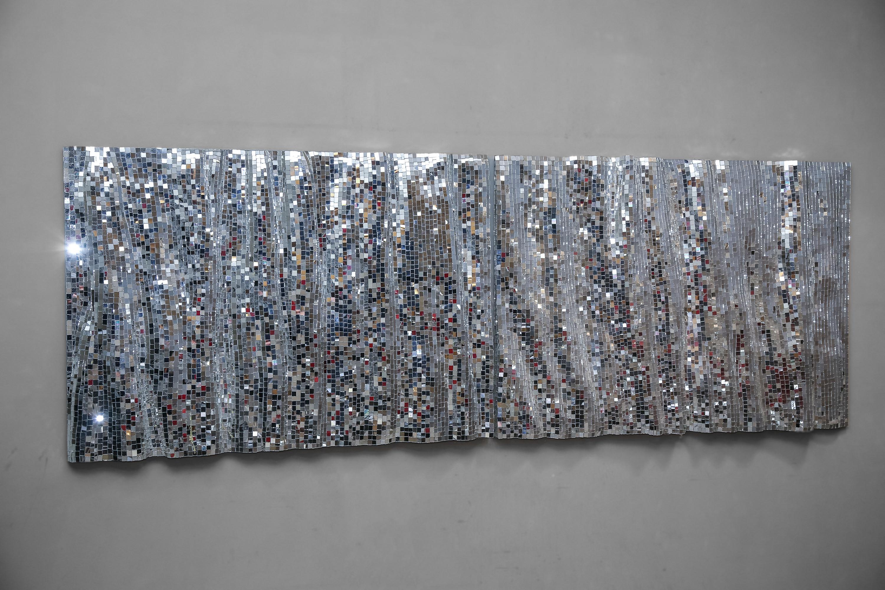 Satz von 2 modularen dekorativen Mosaikspiegeln von Davide Medri
Abmessungen: T 10 x B 85 x H 85 cm (je Tafel).
MATERIALIEN: Spiegelsilber-Mosaik.

Erhältlich in zwei verschiedenen Größen: 85 x 85 cm und 70 x 70 cm. Auch in einer glasroten