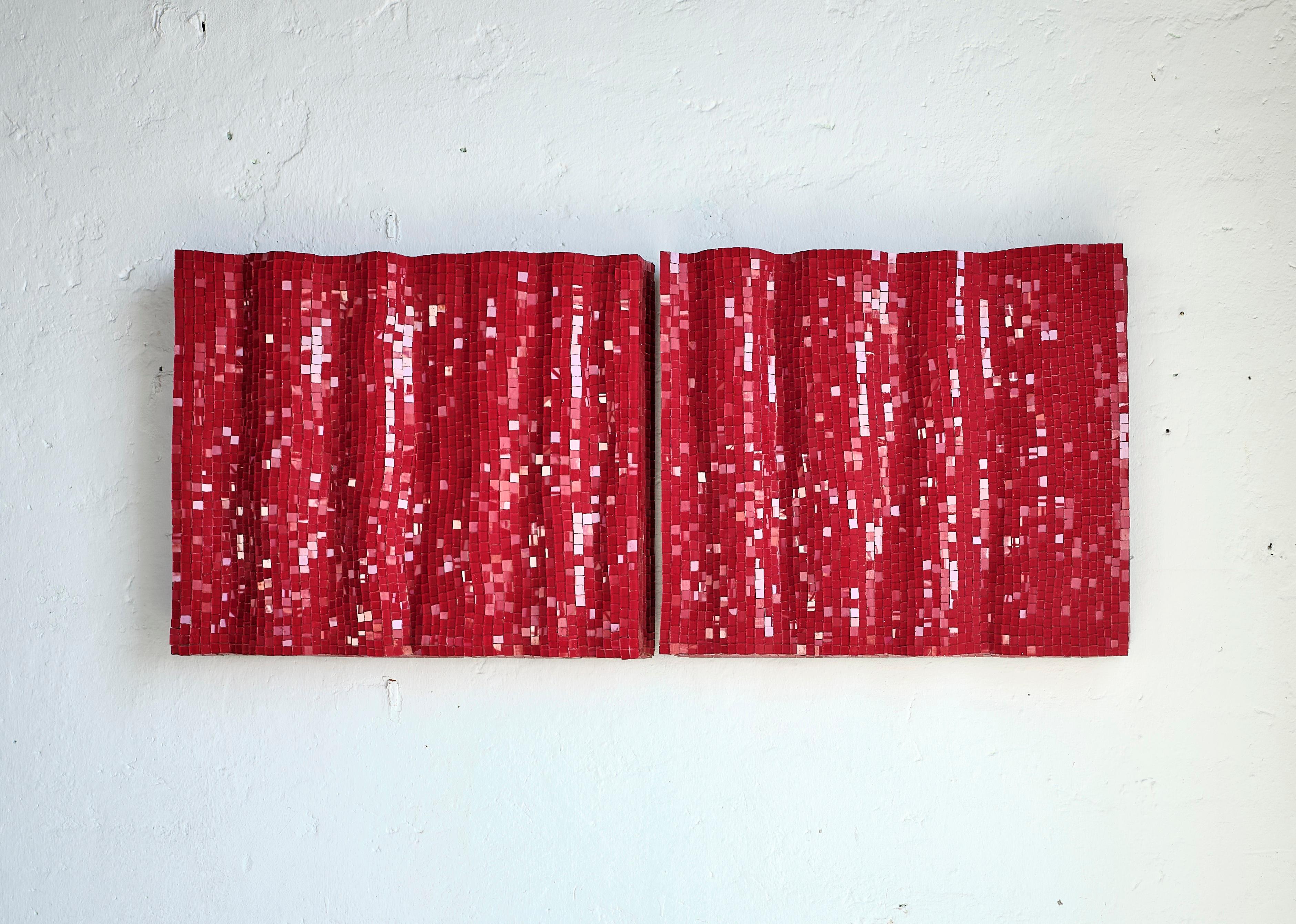 Satz von 2 modularen dekorativen roten Glasmosaikpaneelen von Davide Medri
Abmessungen: T 10 x B 85 x H 85 cm (je Tafel).
MATERIALIEN: Rotes Glasmosaik.

Erhältlich in zwei verschiedenen Größen: 85 x 85 cm und 70 x 70 cm. Auch in einer