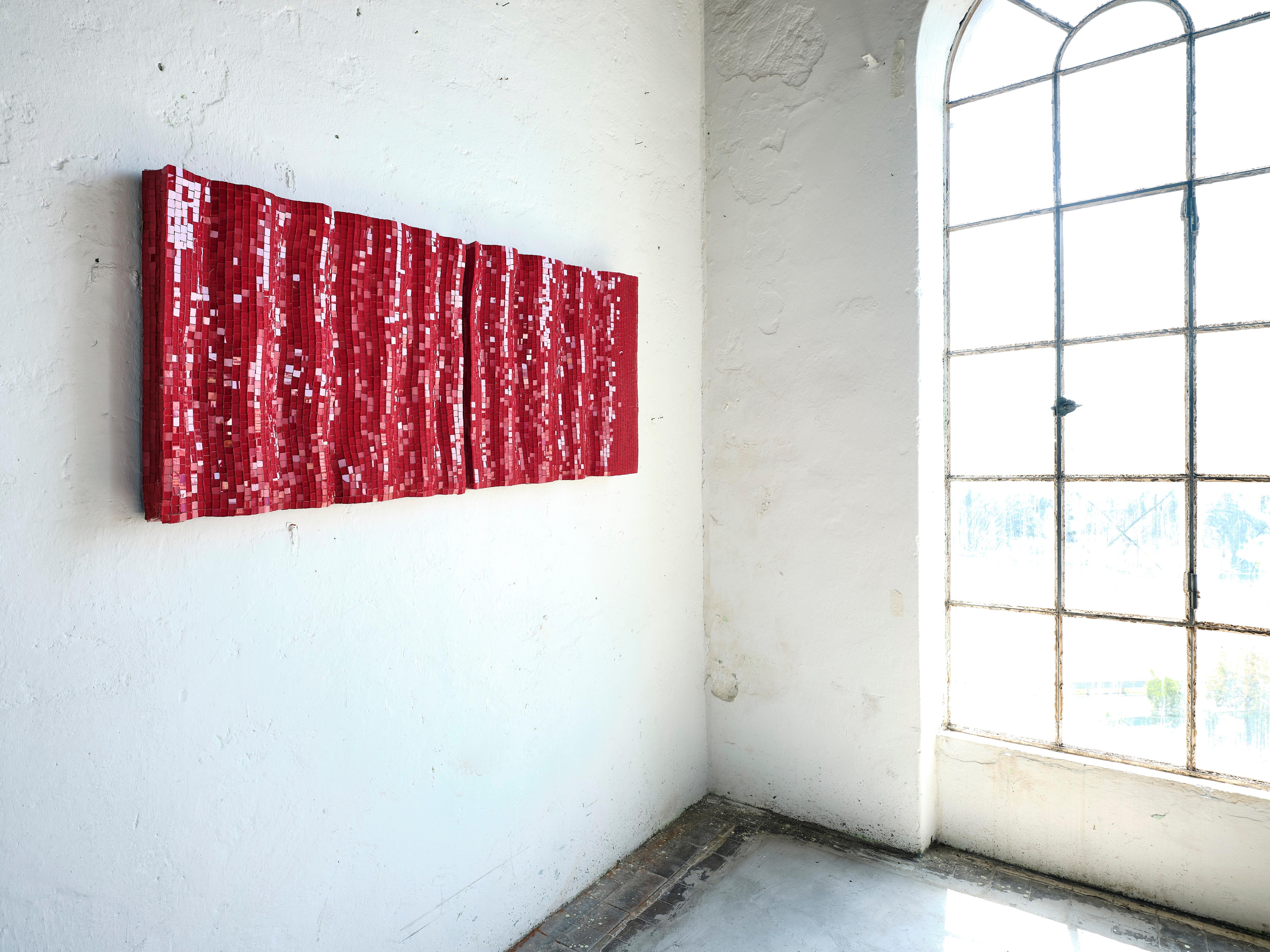 Satz von 2 modularen dekorativen roten Glasmosaikpaneelen von Davide Medri (Sonstiges) im Angebot