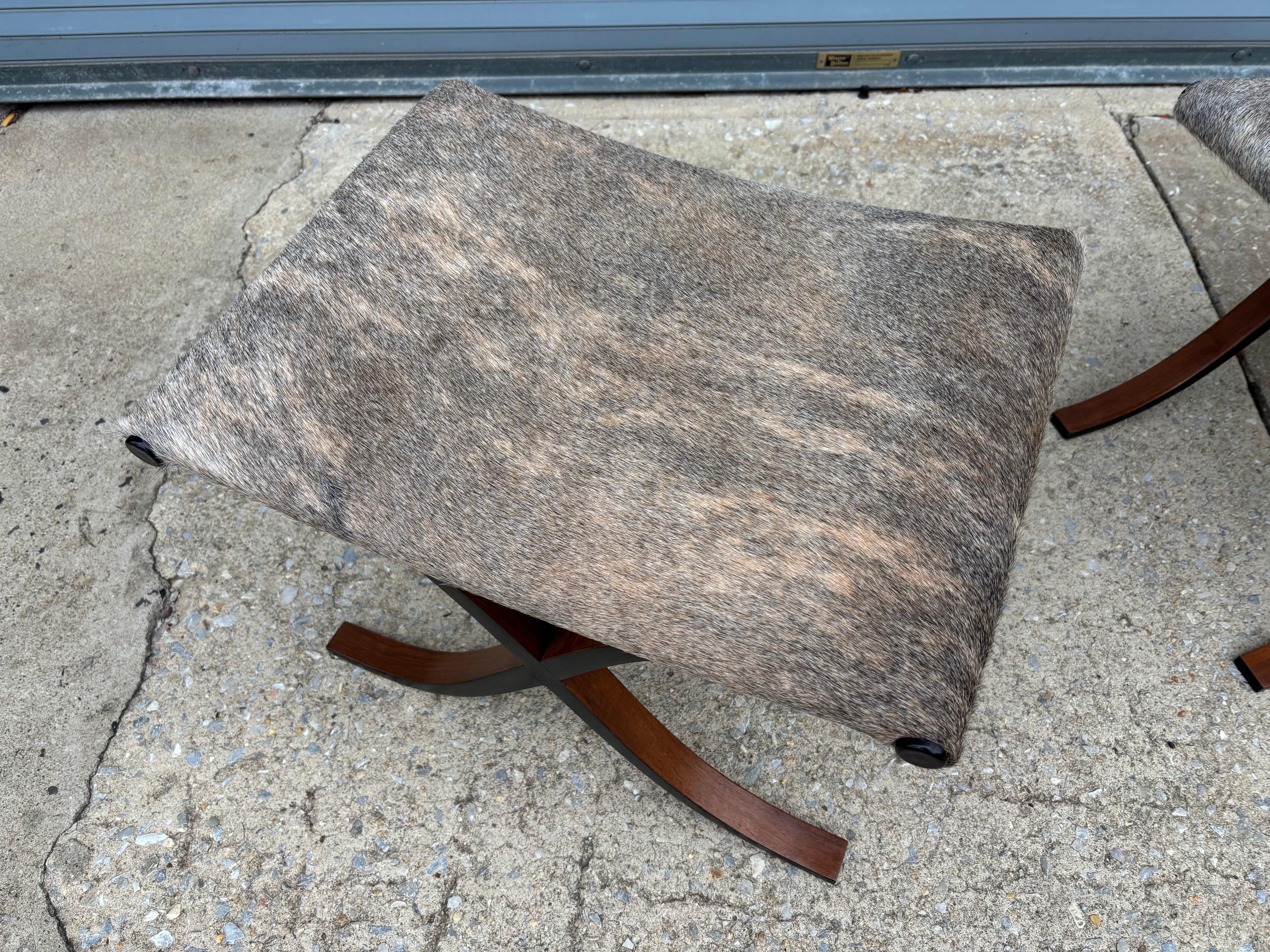Set di 2 panche o sgabelli con base a X in compensato modellato Curule Pony Skin, venduti come PR. in vendita 3