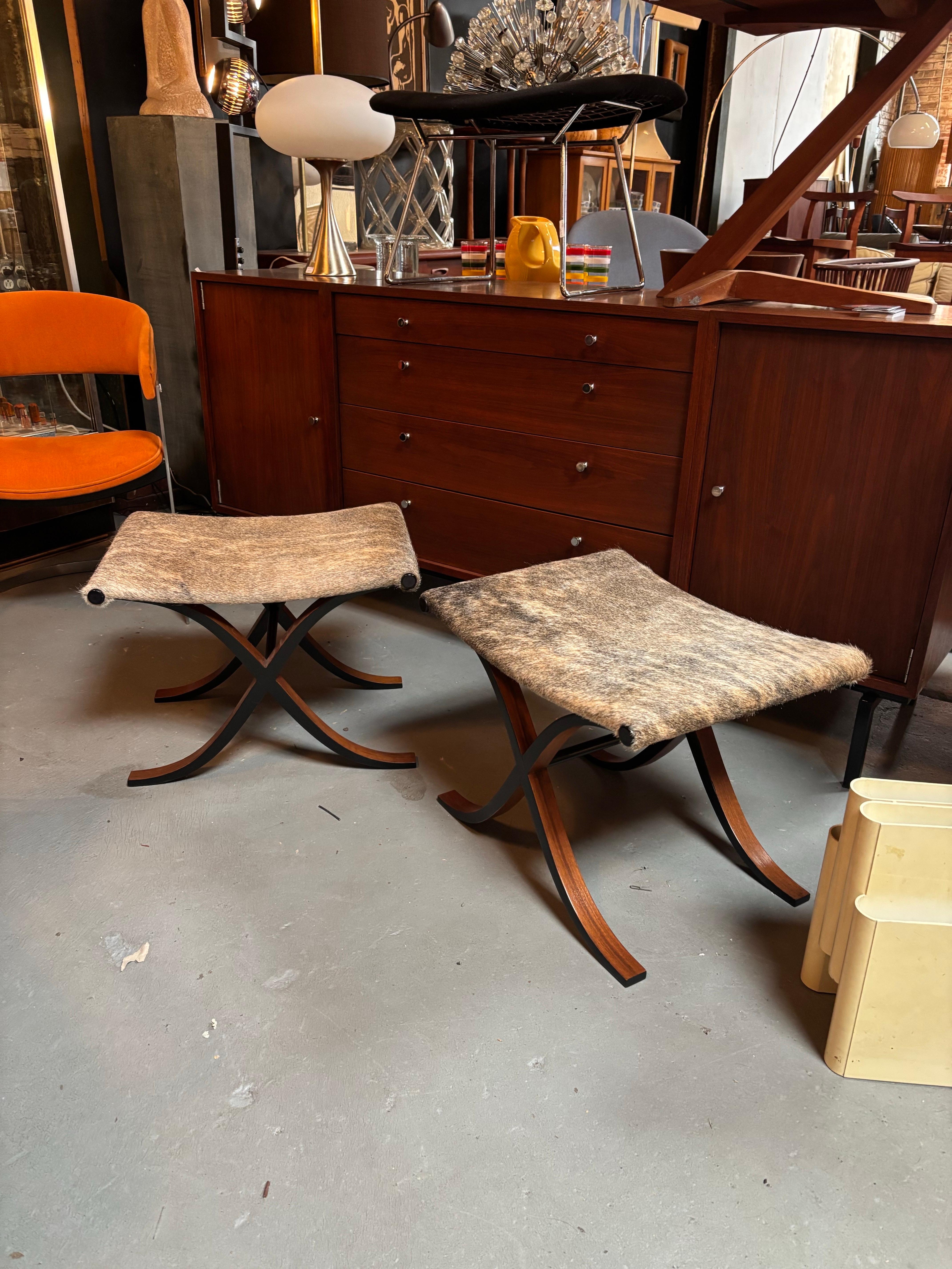 Set di 2 panche o sgabelli con base a X in compensato modellato Curule Pony Skin, venduti come PR. in vendita 4