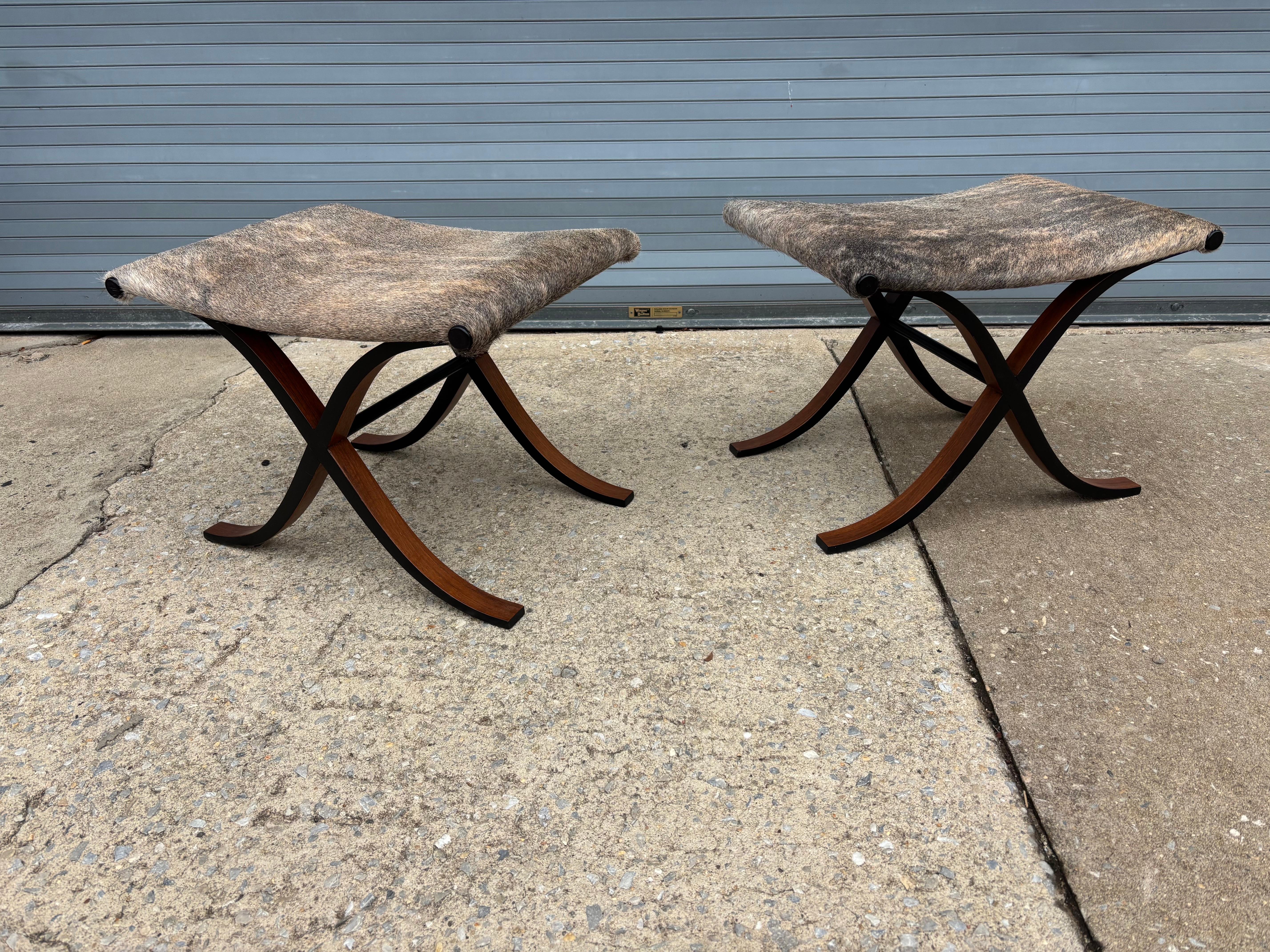 Mid-Century moderno Set di 2 panche o sgabelli con base a X in compensato modellato Curule Pony Skin, venduti come PR. in vendita