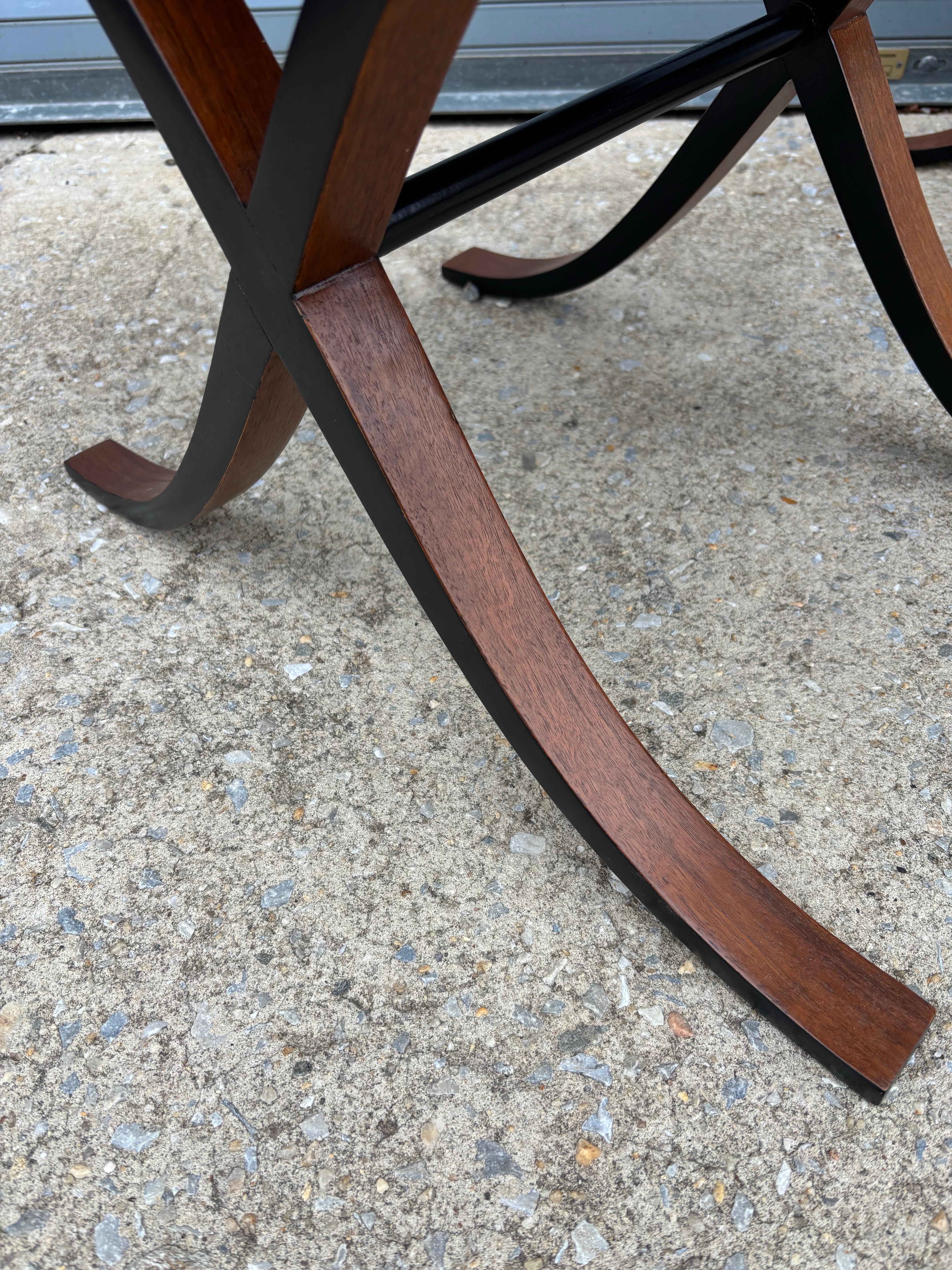 Set di 2 panche o sgabelli con base a X in compensato modellato Curule Pony Skin, venduti come PR. In condizioni buone in vendita a Philadelphia, PA