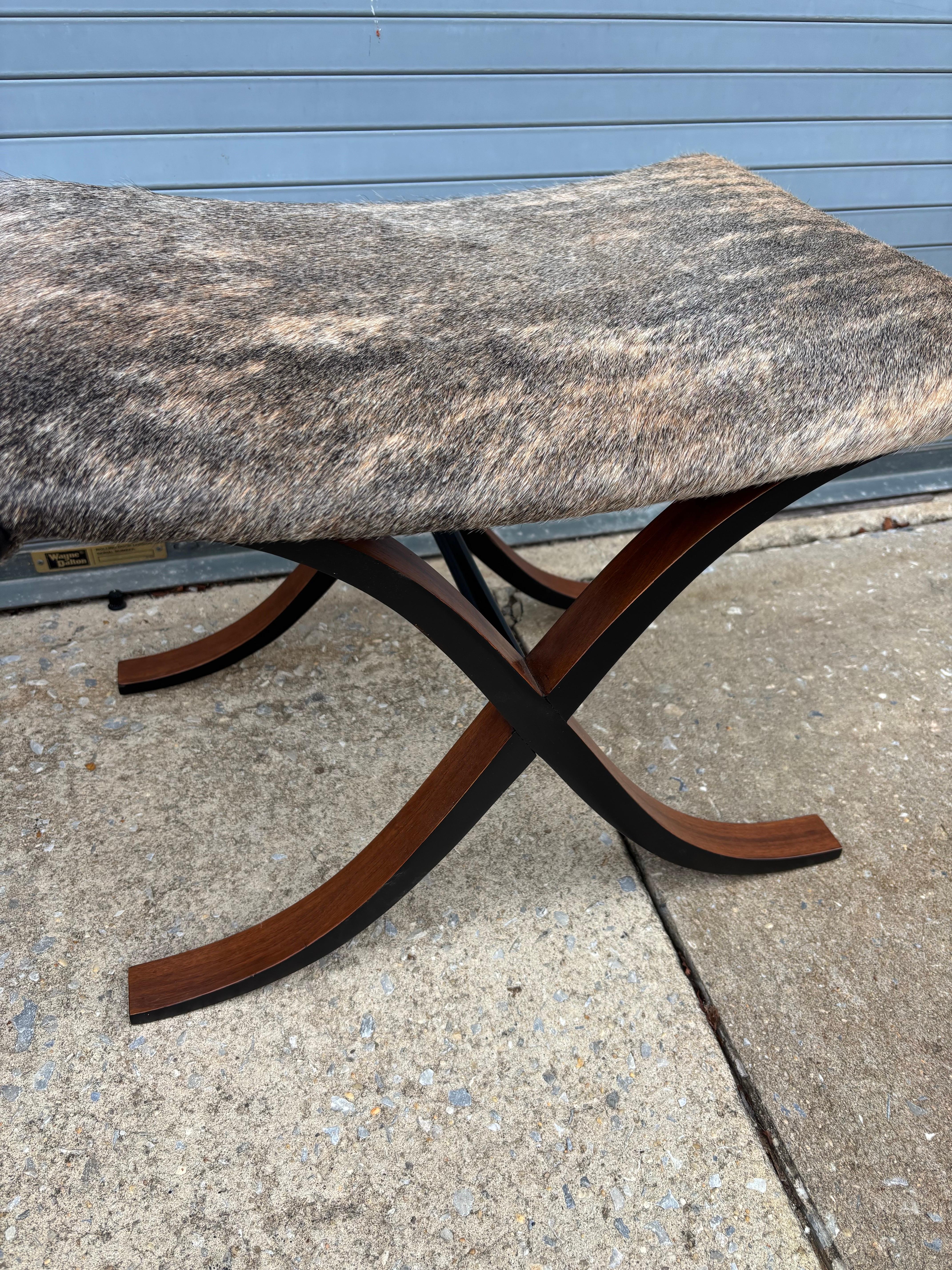 Pelle Set di 2 panche o sgabelli con base a X in compensato modellato Curule Pony Skin, venduti come PR. in vendita