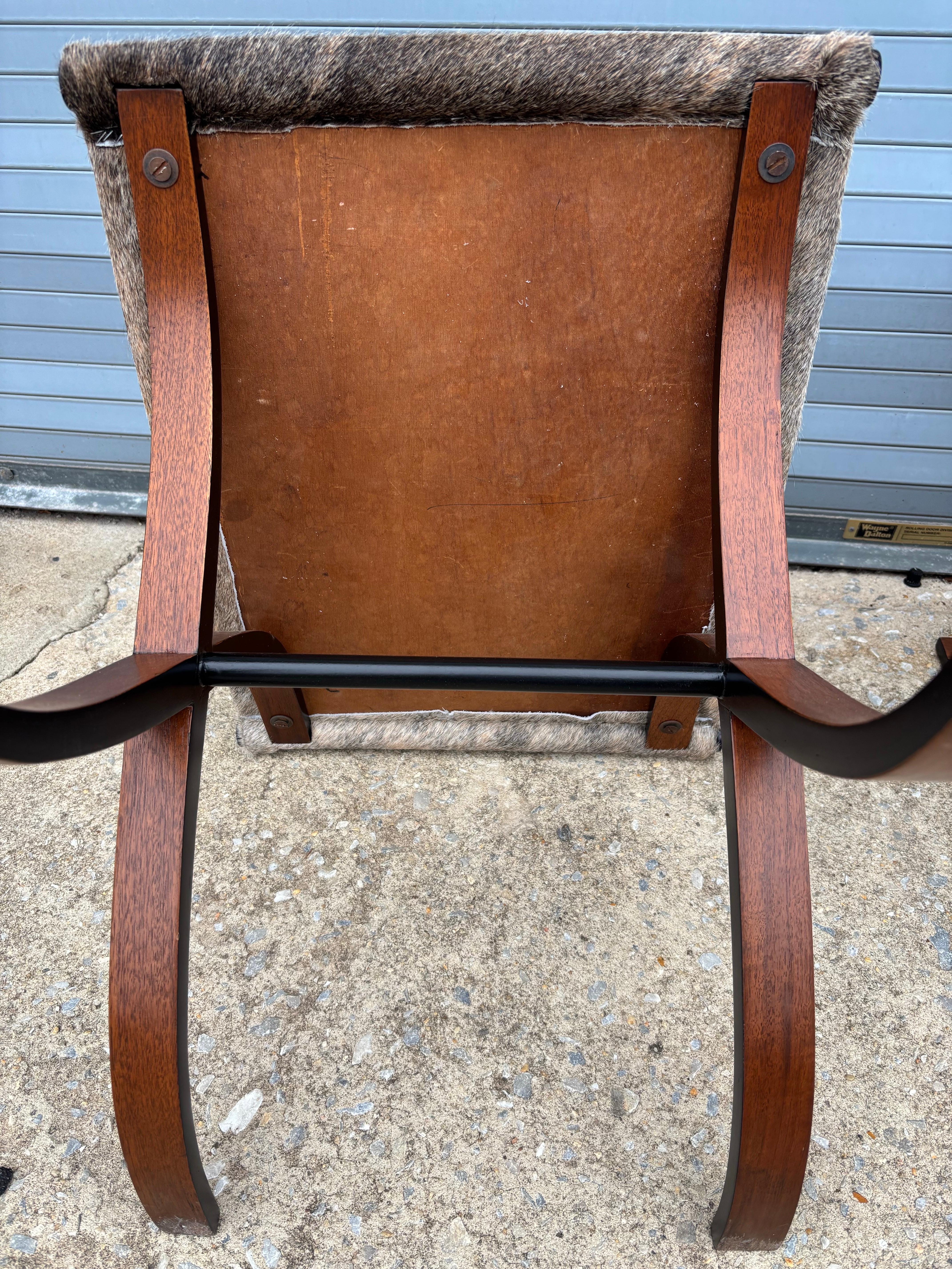 Set di 2 panche o sgabelli con base a X in compensato modellato Curule Pony Skin, venduti come PR. in vendita 2