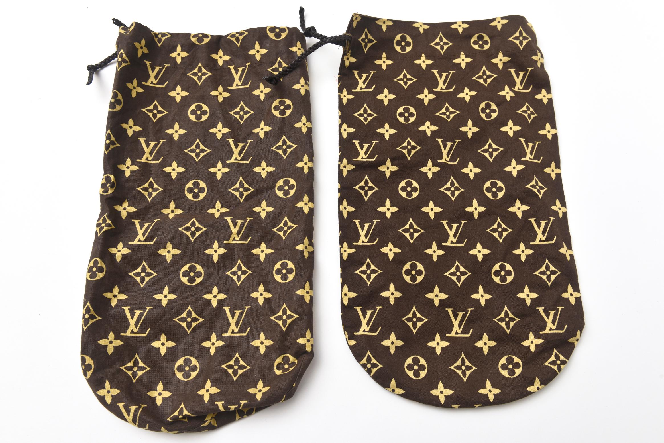 Moderno Louis Vuitton Vintage Monogramed Traveling Shoe Bags Set of 2 in vendita