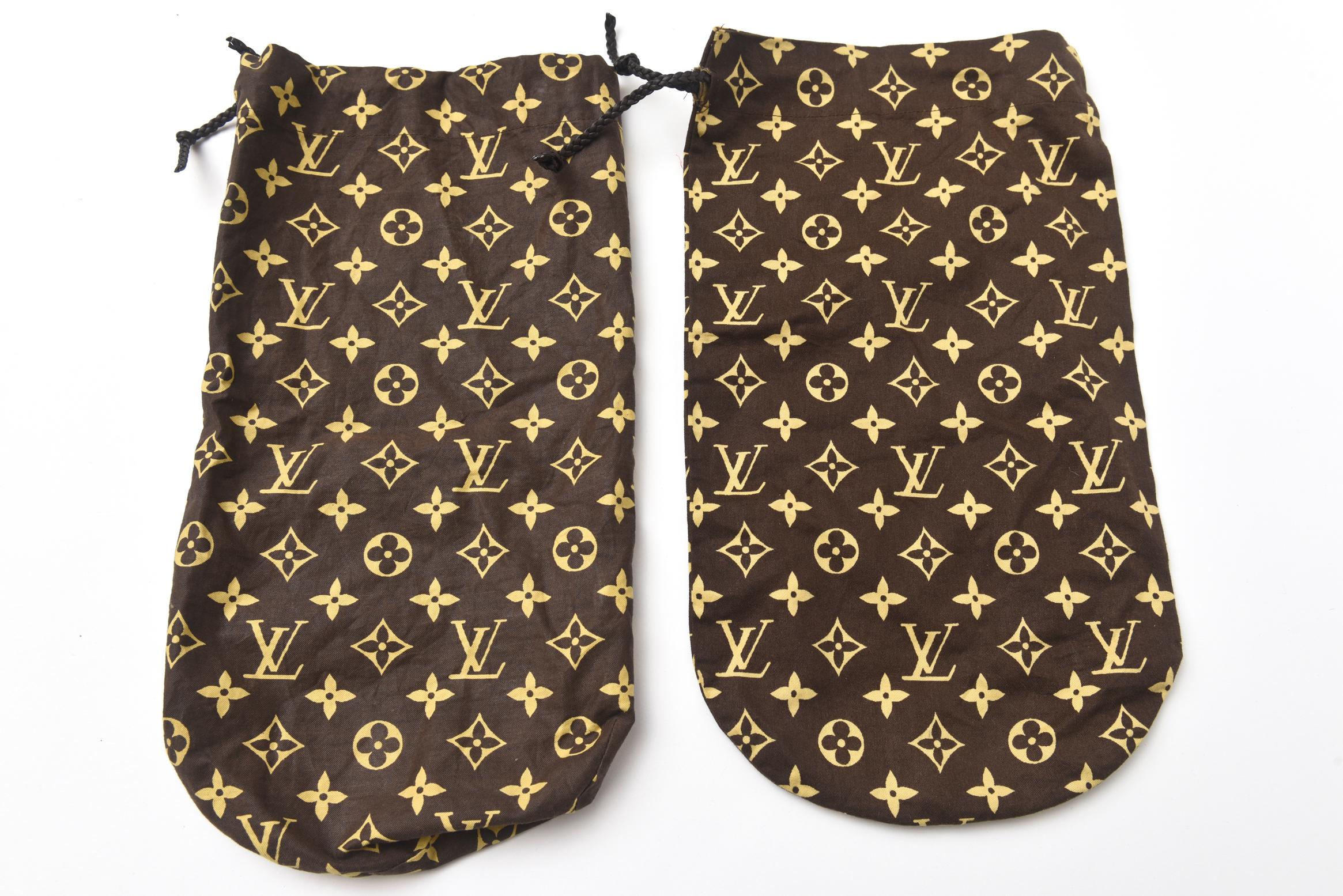 Set von 2 Louis Vuitton Monogramed Traveling Schuhtaschen Schuhbeutel Vintage (Moderne) im Angebot