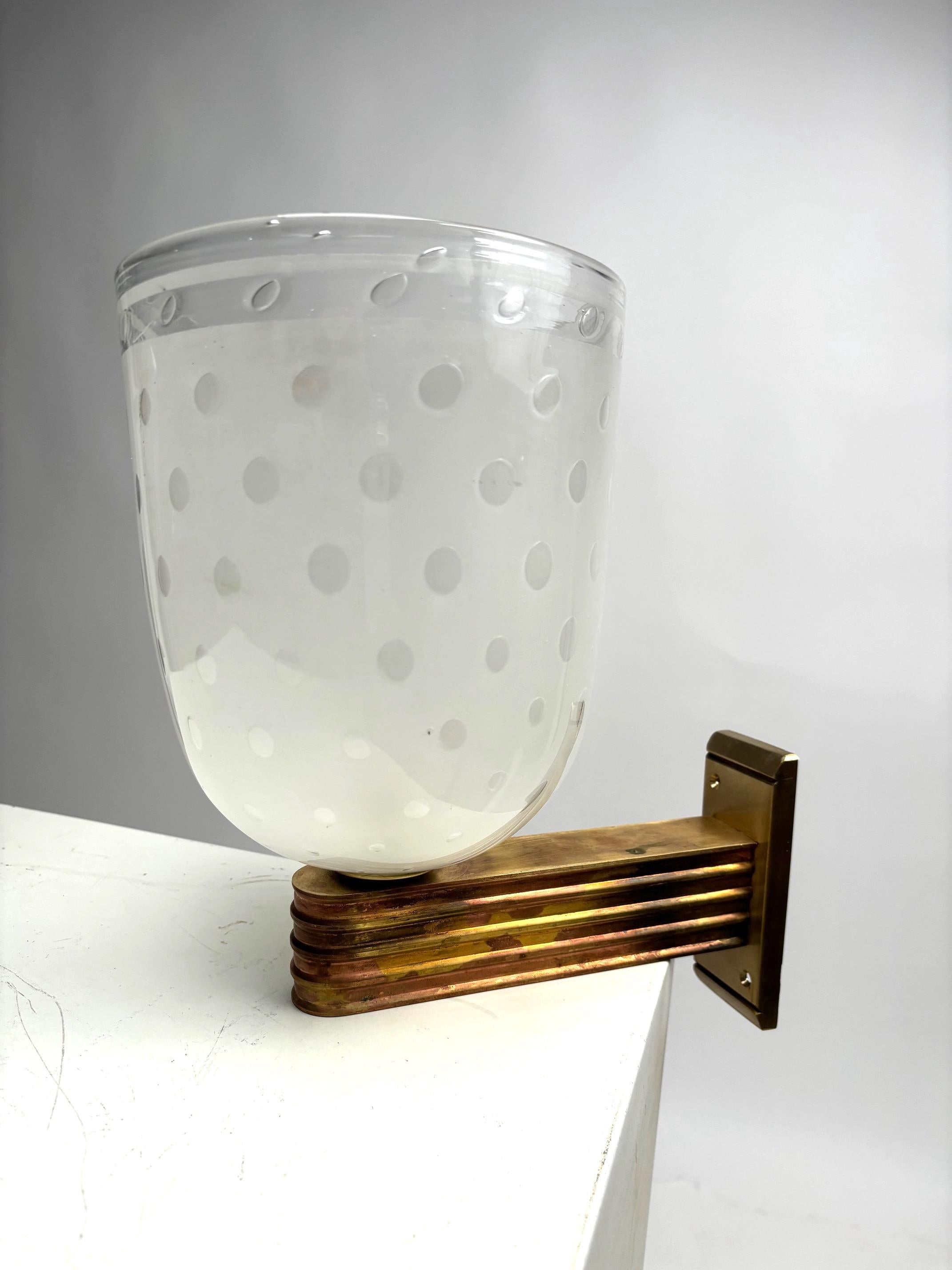 Laiton Ensemble de 2 appliques monumentales Art Deco en verre soufflé et laiton, Italie en vente