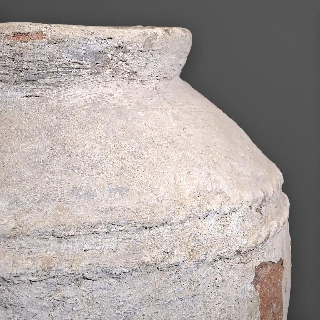 Rustique Ensemble de 2 jarres monumentales en terre cuite, fabriquées à la main, Java, 19e siècle en vente