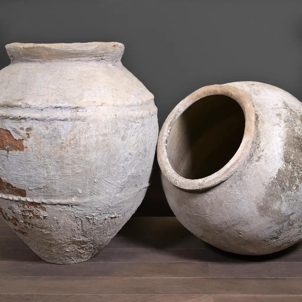 Ensemble de 2 jarres monumentales en terre cuite, fabriquées à la main, Java, 19e siècle Bon état - En vente à Saint-Ouen, FR