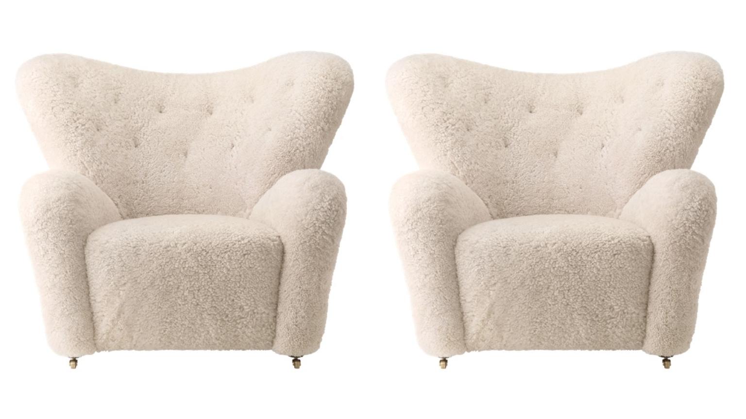 Set of 2 moonlight sheepskin the tired man lounge chair by Lassen.
Dimensions: W 102 x D 87 x H 88 cm. 
Materials: Sheepskin.

Flemming Lassen designed the overstuffed easy chair, The Tired Man, for The Copenhagen Cabinetmakers’ Guild