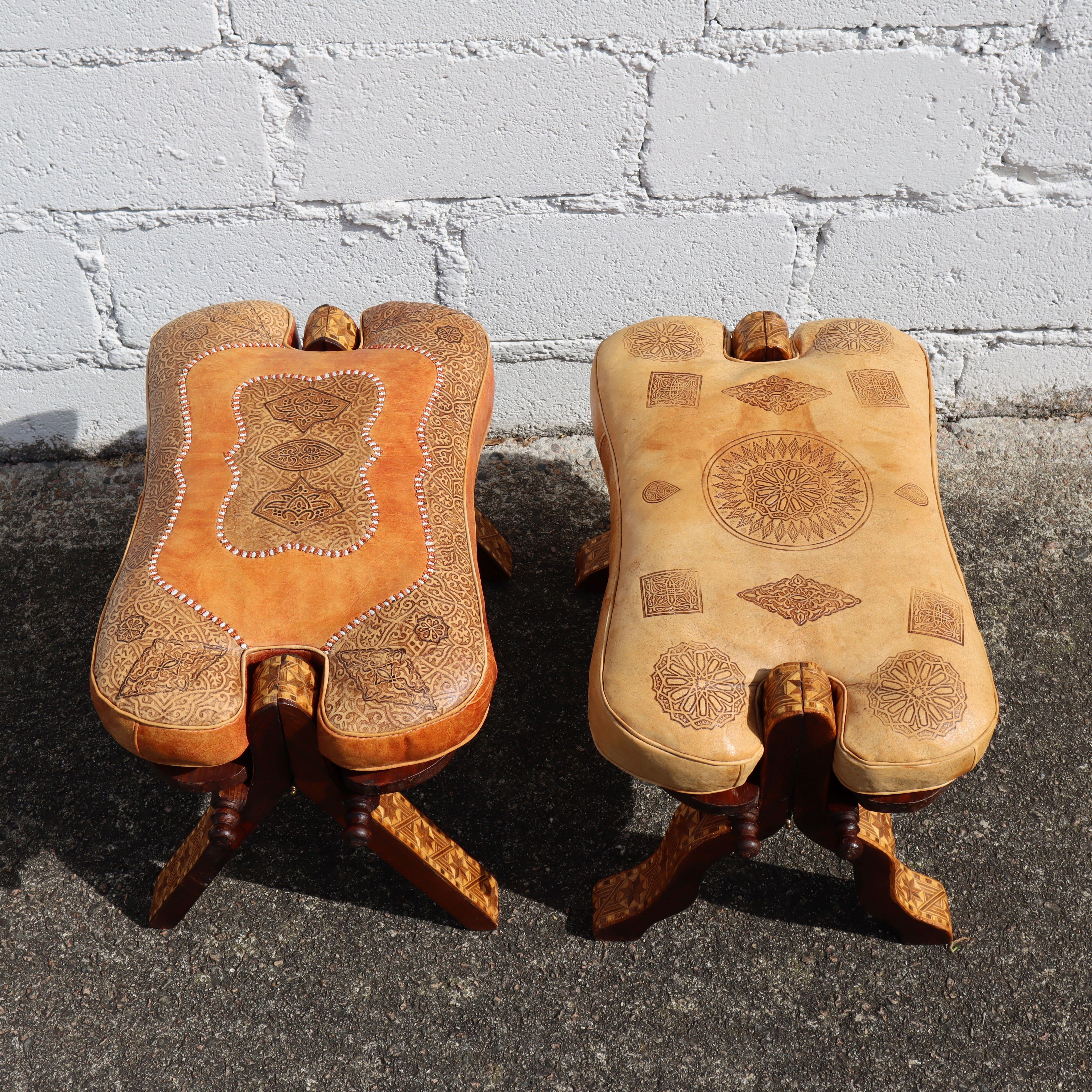 Set of 2 Moroccan Camel Stools-Moroccan Dromedar-Saddle-Ottoman-Stools In Good Condition For Sale In Bussiere Dunoise, Nouvel Aquitaine