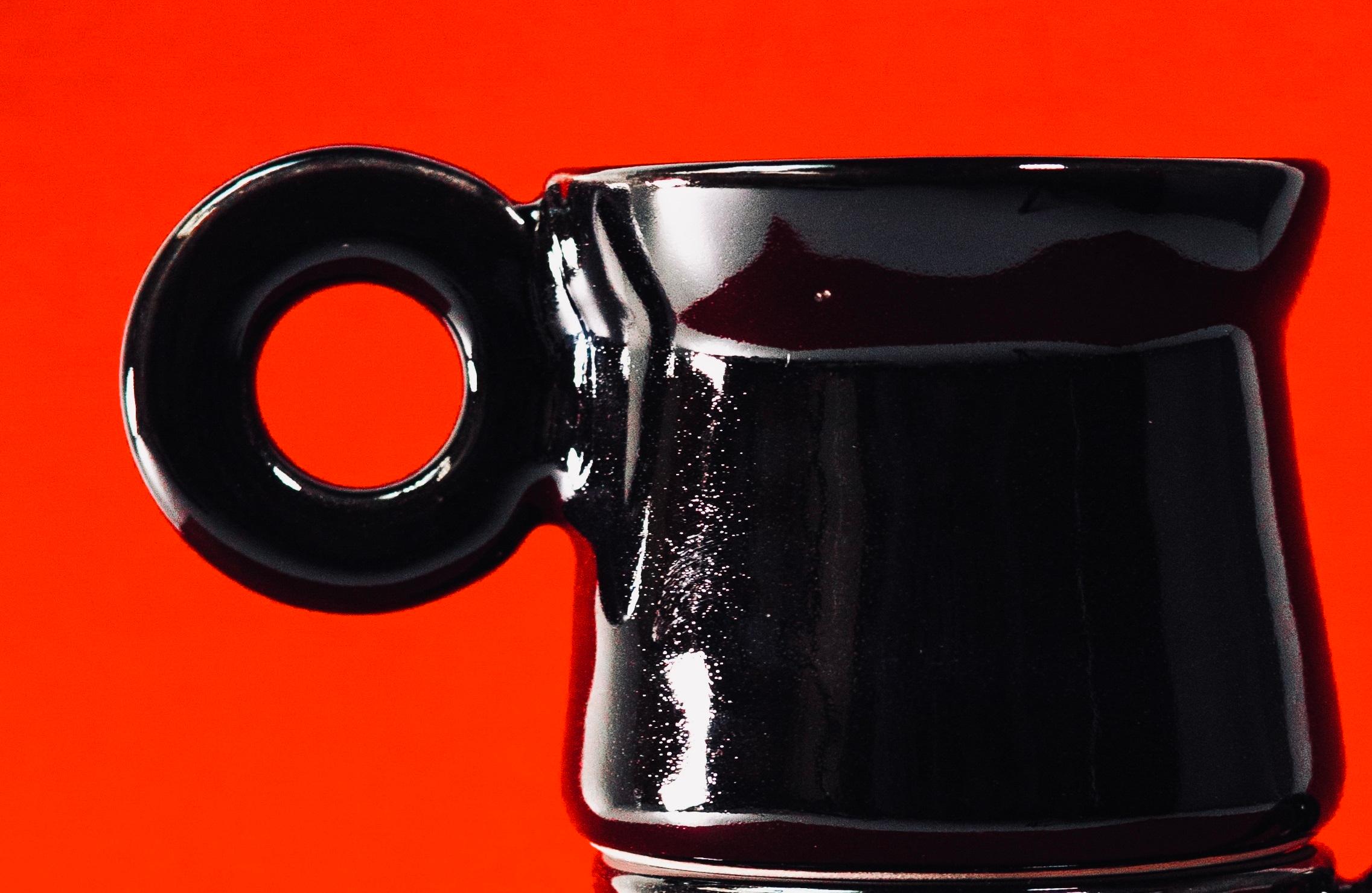 Moderne Set de 2 tasses en céramique émaillée noire brillante par Eguiarte & Eguiarte en vente