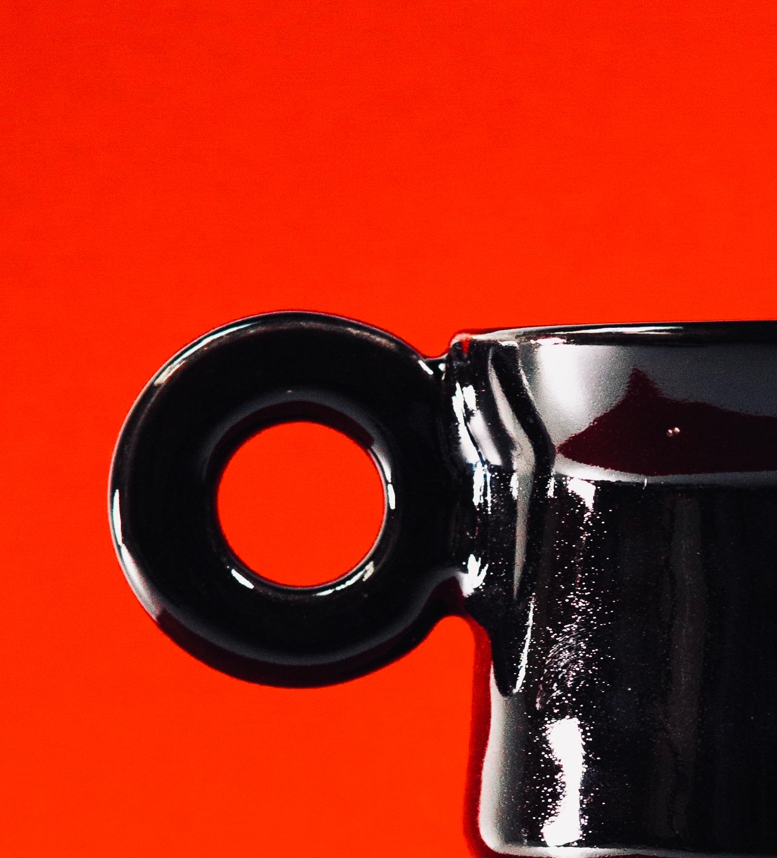 Vernissé Set de 2 tasses en céramique émaillée noire brillante par Eguiarte & Eguiarte en vente